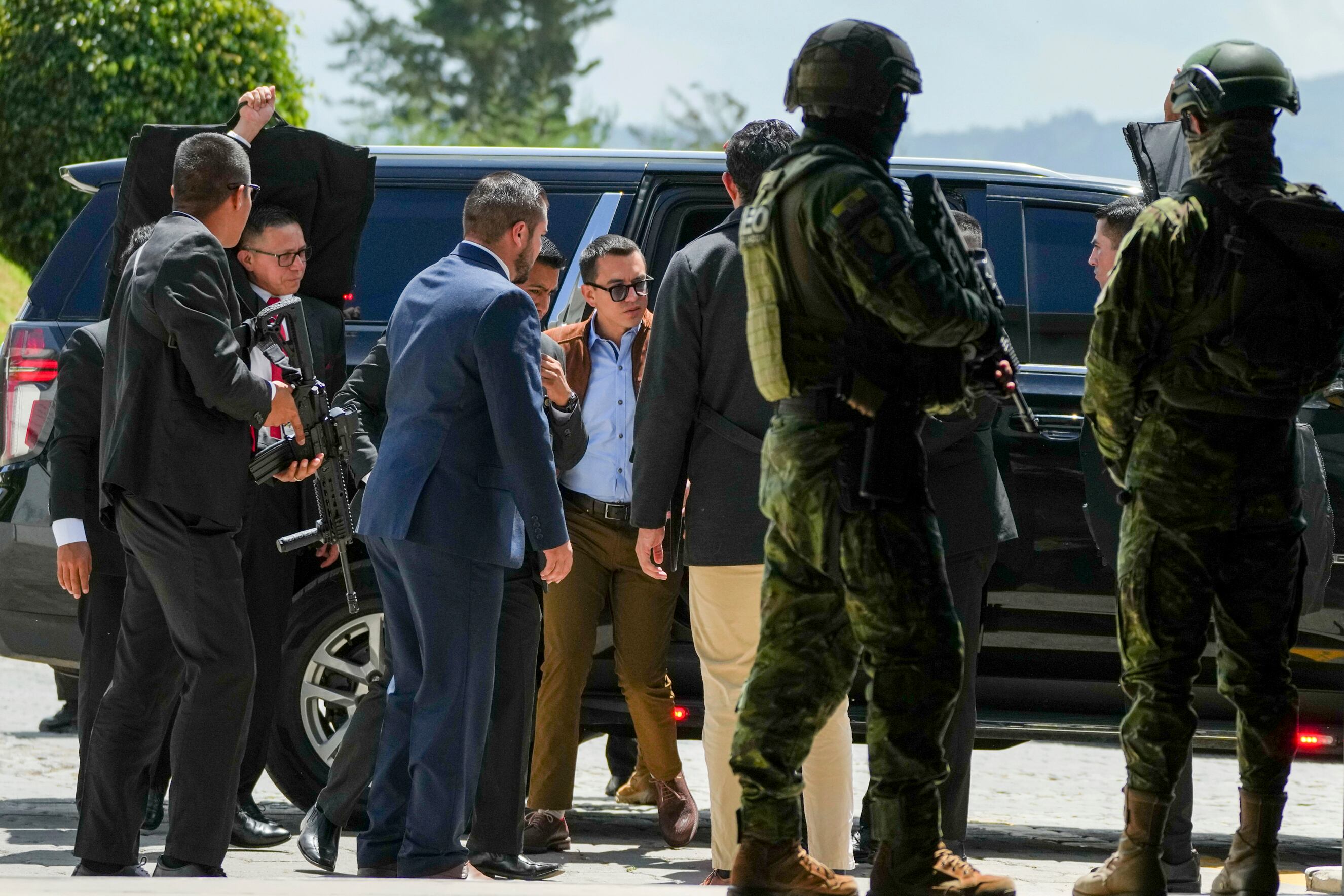 El presidente ecuatoriano, Daniel Noboa, a su llegada a un evento con jóvenes rodeado de uniformados por la violencia criminal 