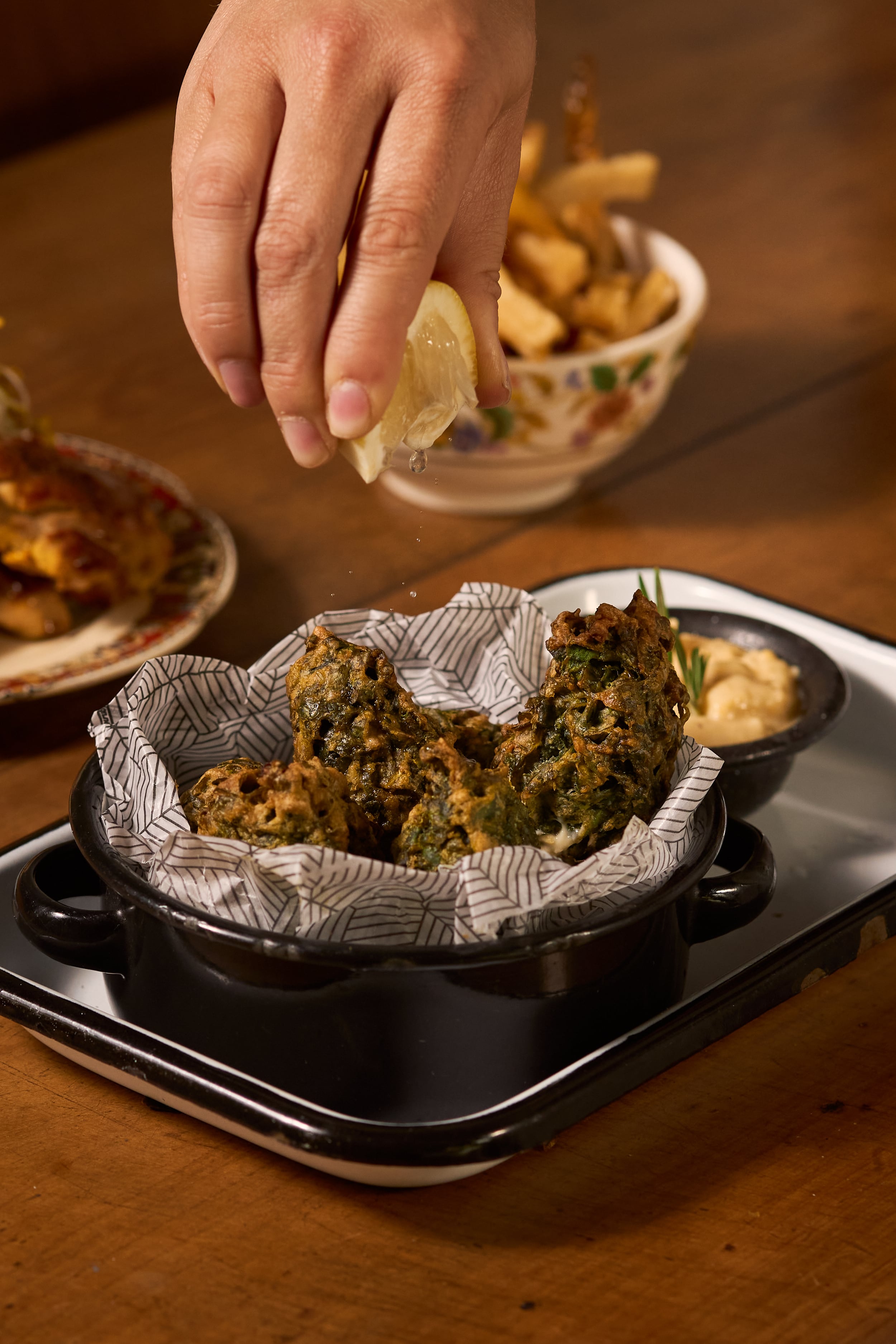 Buñuelos de acelga dorados, ideales para arrancar