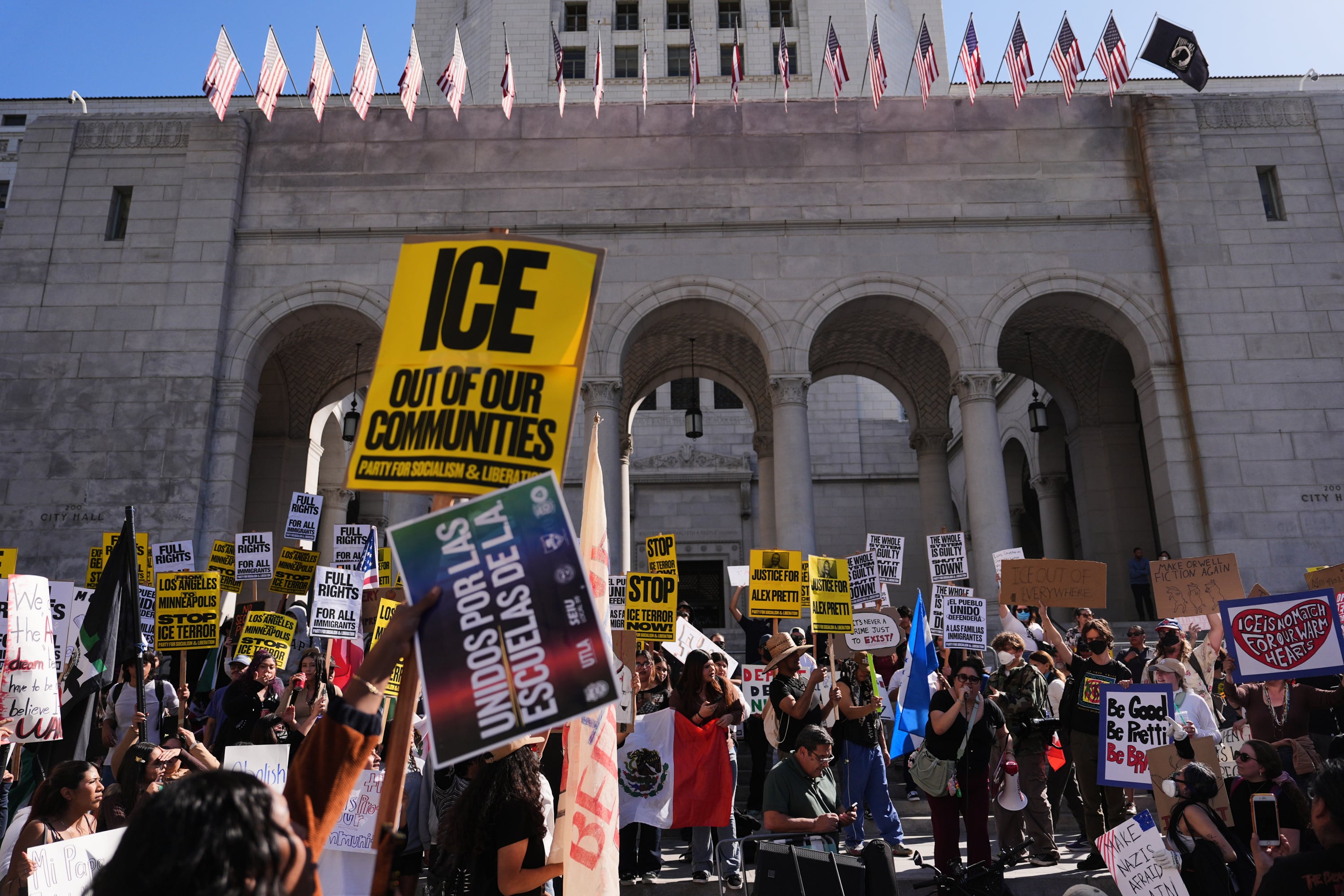 Varias personas se reúnen en las escaleras del Ayuntamiento de Los Ángeles durante una protesta en 2026