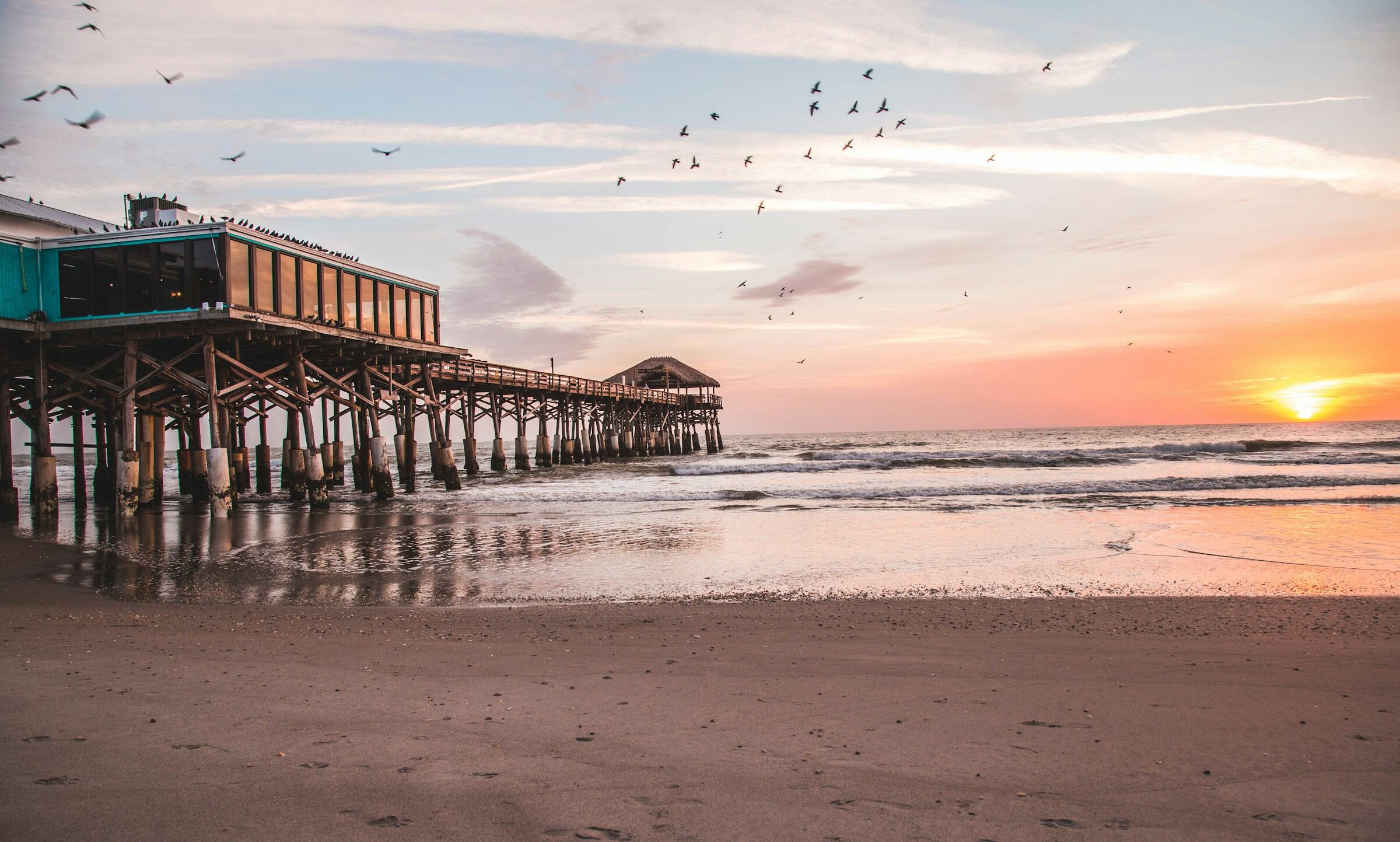 Cocoa Beach es una buena opción para quienes viajan a los parques temáticos de Florida y quieren un descanso de la ciudad (Unsplash)