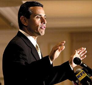 Antonio Villaraigosa tuvo una carrera política que lo llevó a ser alcalde de Los Ángeles en 2005