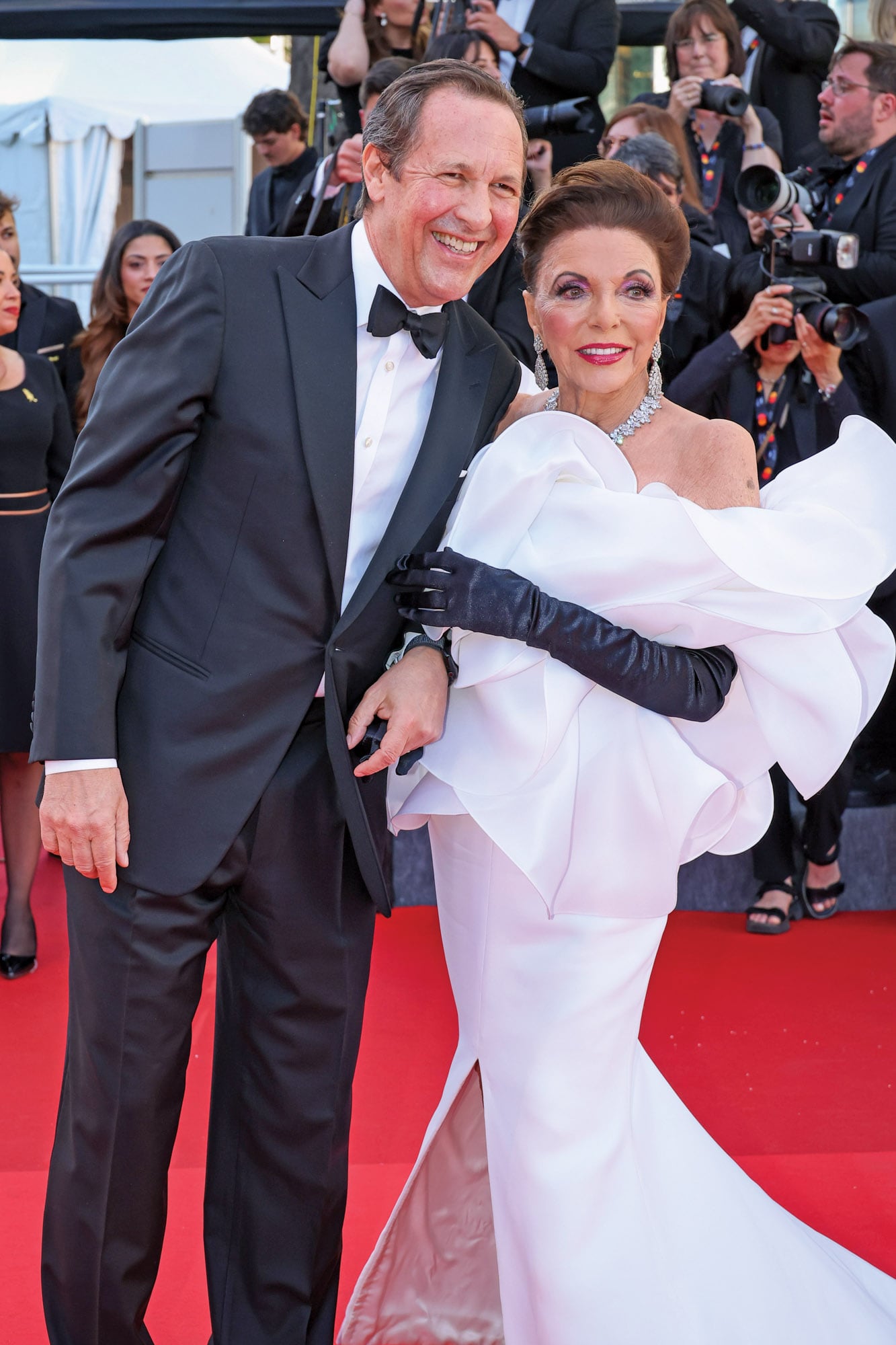 La diva estuvo en el Festival de Cannes de este año como invitada de honor. En la ceremonia inaugural deslumbró con un vestido escultórico de Stéphane Rolland, guantes largos y alhajas de brillantes. Fue con su marido, el actor y productor Percy Gibson