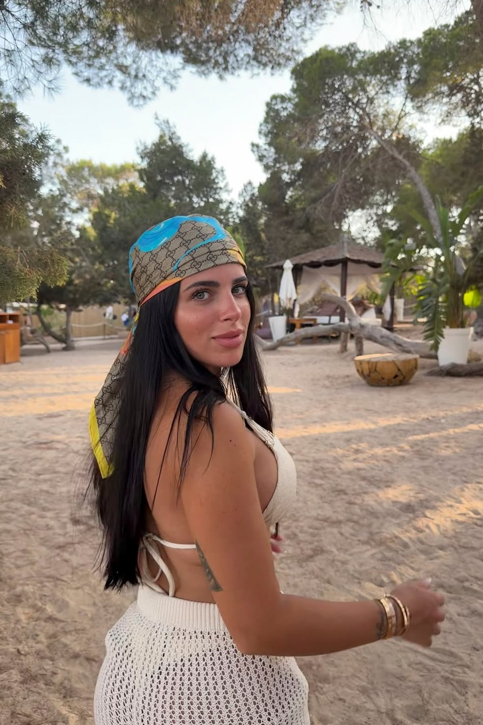 En Cala Bassa, Ibiza, Valentina completó su look de playa con una falda crochet off white y un pañuelo de seda Gucci en la cabeza, el accesorio estrella de la temporada