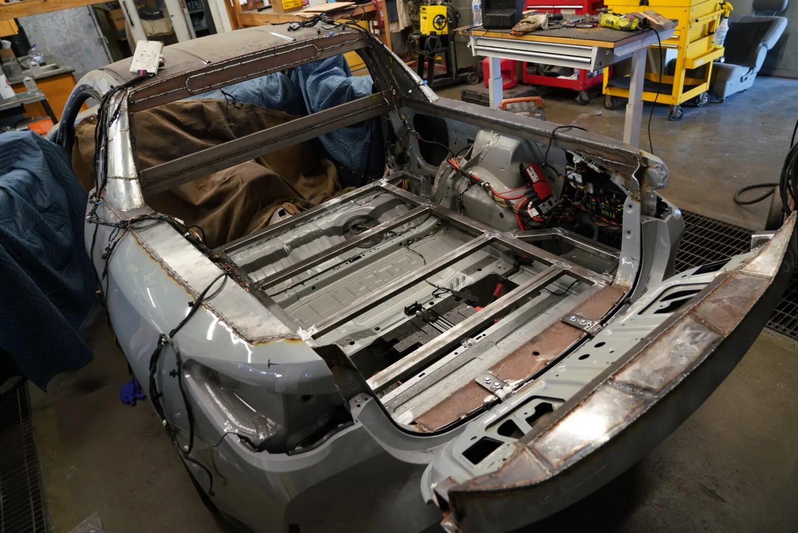 El M4 Competition xDrive en proceso de reconversión en una pickup (Bring a trailer)