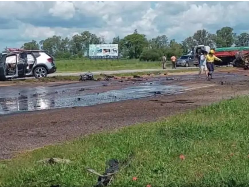 Brutal choque: una camioneta 4x4 destrozó un camión en un cruce sin señalización