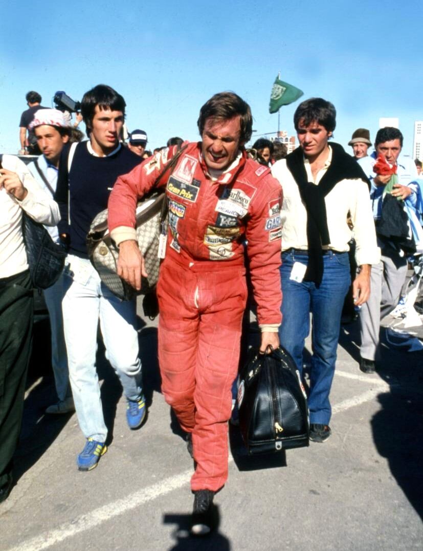 El dolor de Las Vegas 1981: Reutemann pierde el campeonato por un punto con Nelson Piquet y de la dolorosa caminata, a la izquierda, participa Felipe Mc Gough. Fue la tapa de El Gráfico