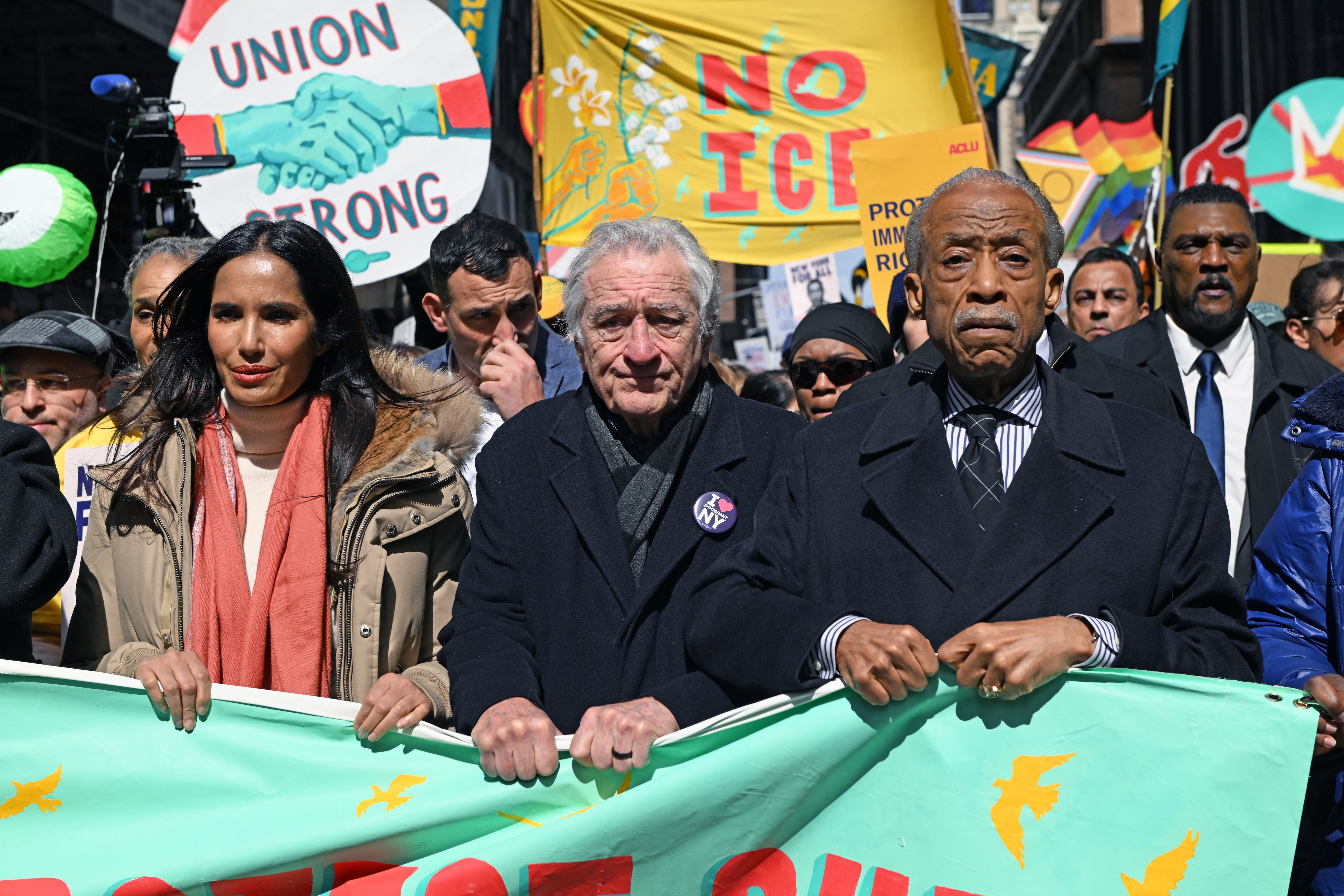 Padma Lakshmi, Robert DeNiro y Al Sharpton ayer, encabezando la marcha de protesta en Nueva York