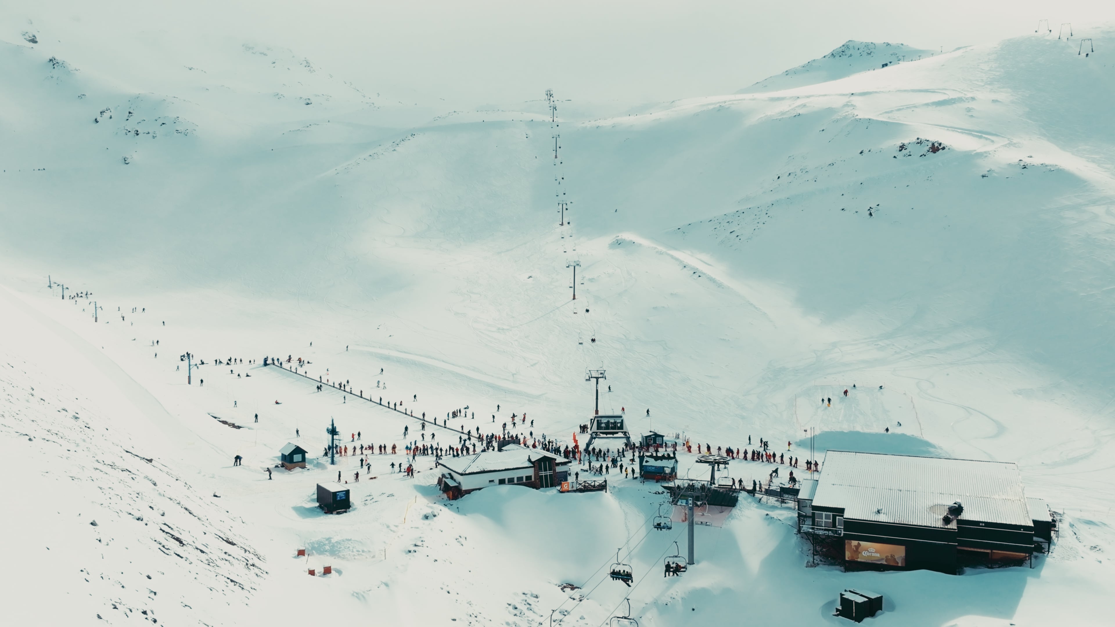Las laderas cubiertas de nieve en cerro La Hoya