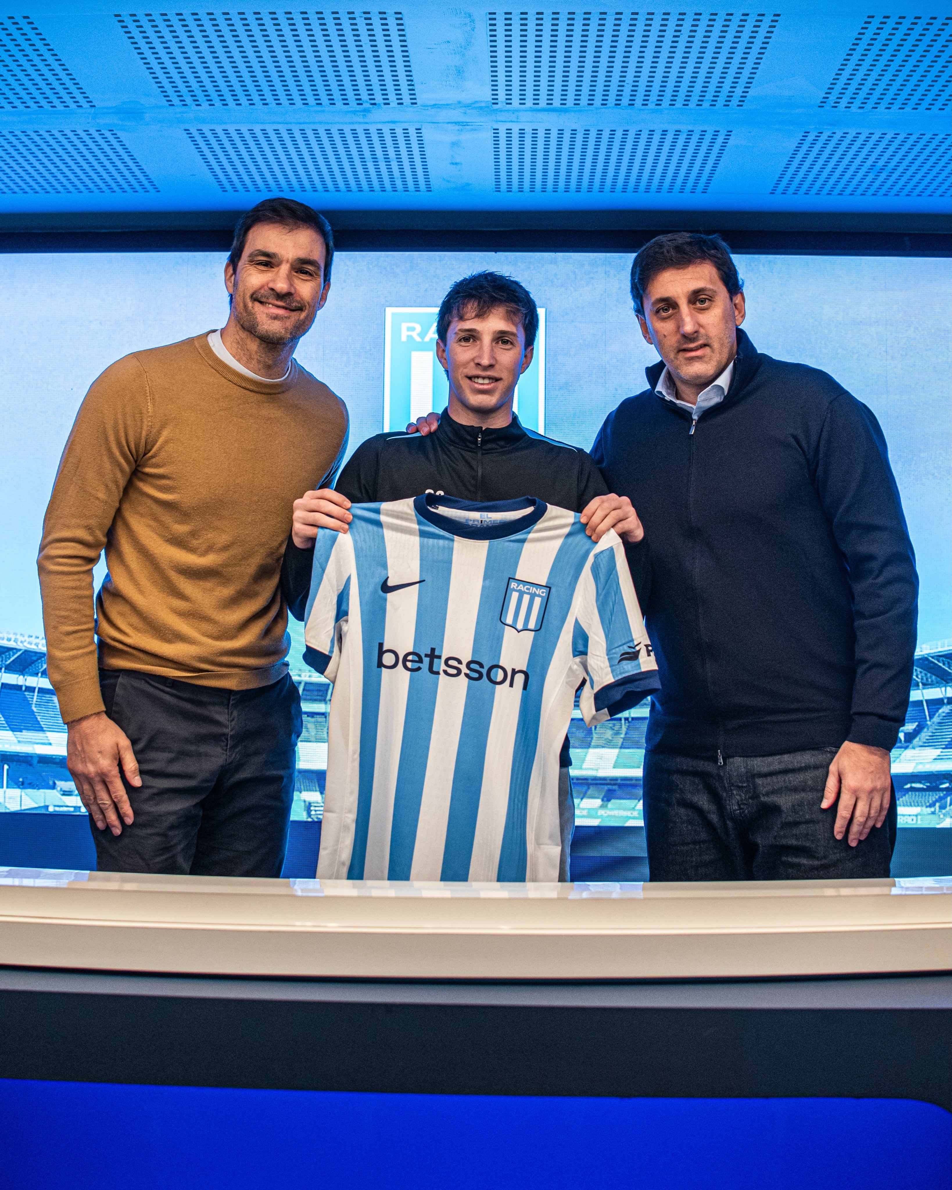 Baltasar Rodríguez, con Sebastián Saja y Diego Milito, cuando renovó su contrato con Racing el 18 de julio; ahora, el jugador se quiere ir