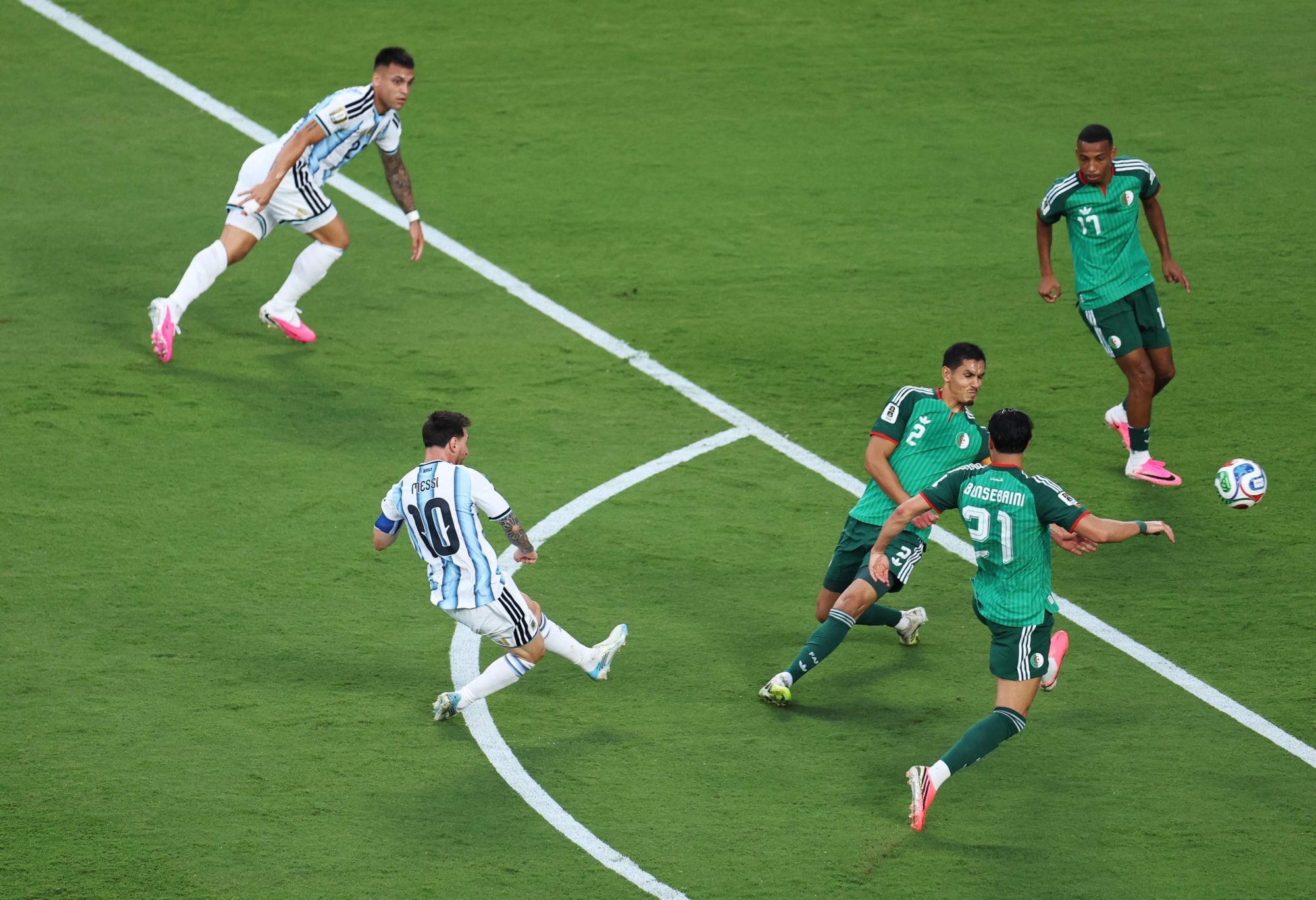 EL remate de afuera del área de Messi para adelantar a la Argentina