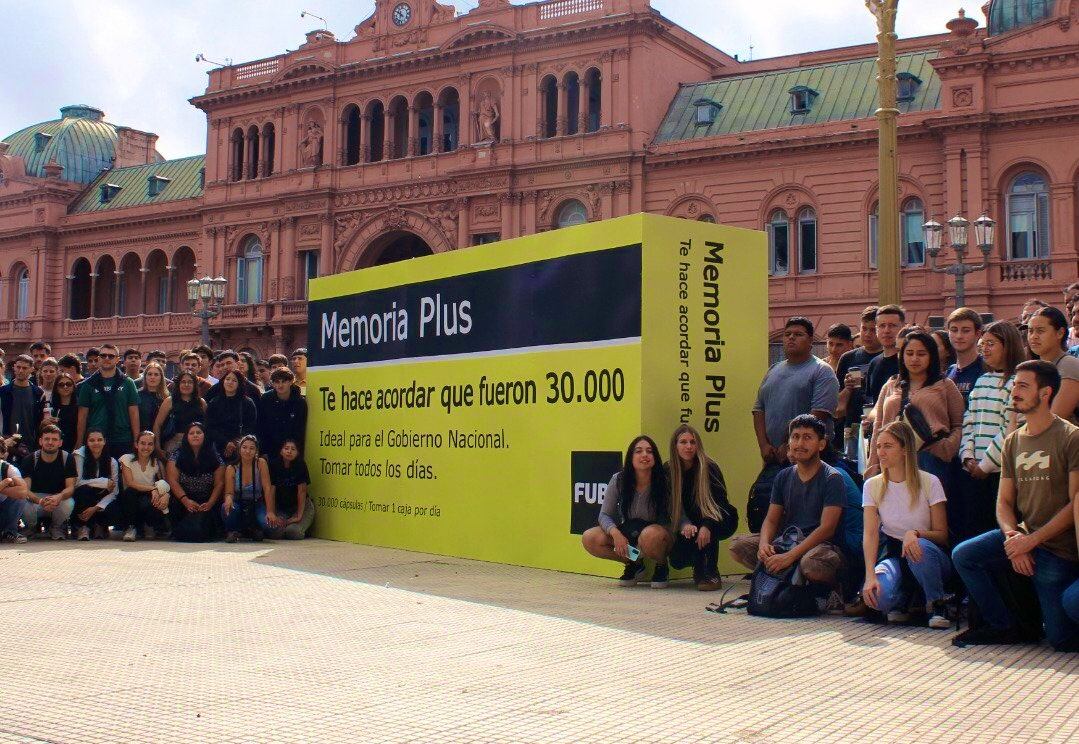 Lucille Levy, en la parte inferior del paquete gigante de Memoria Plus que colocaron frente a la Casa Rosada