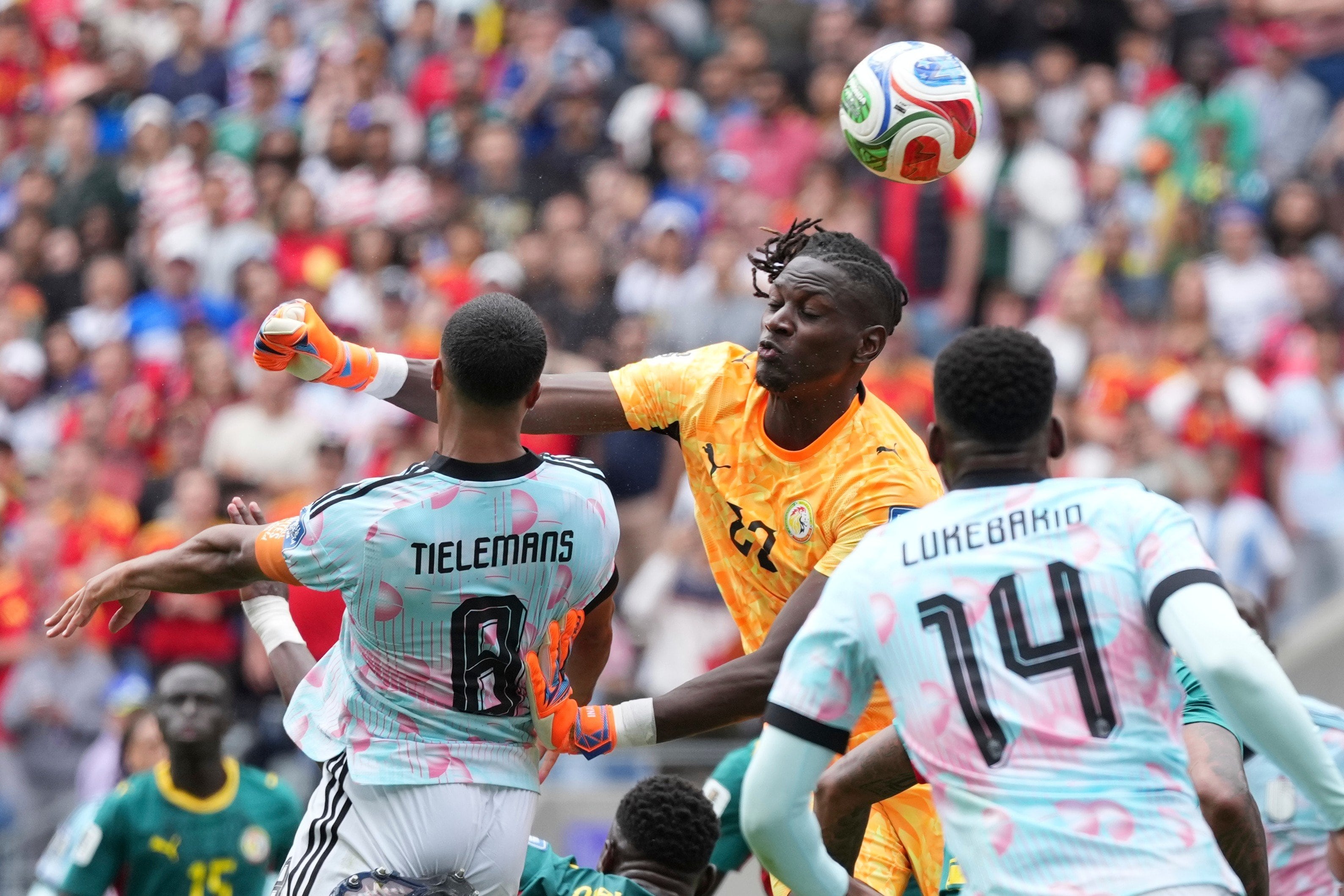 El cabezazo de Youri Tielemans, que le gana al arquero Mory Diaw, que sale mal a cortar el centro