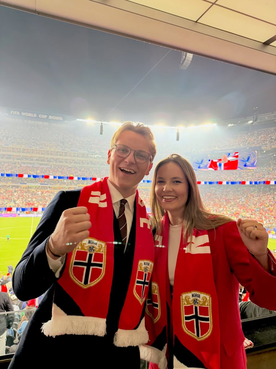 Con bufandas de la selección, los hermanos aplaudieron, gritaron y se abrazaron ante cada gol en un estadio lleno de fans que no pararon de corear el Viking Row (remo vikingo), la gran celebración viral de los hinchas noruegos