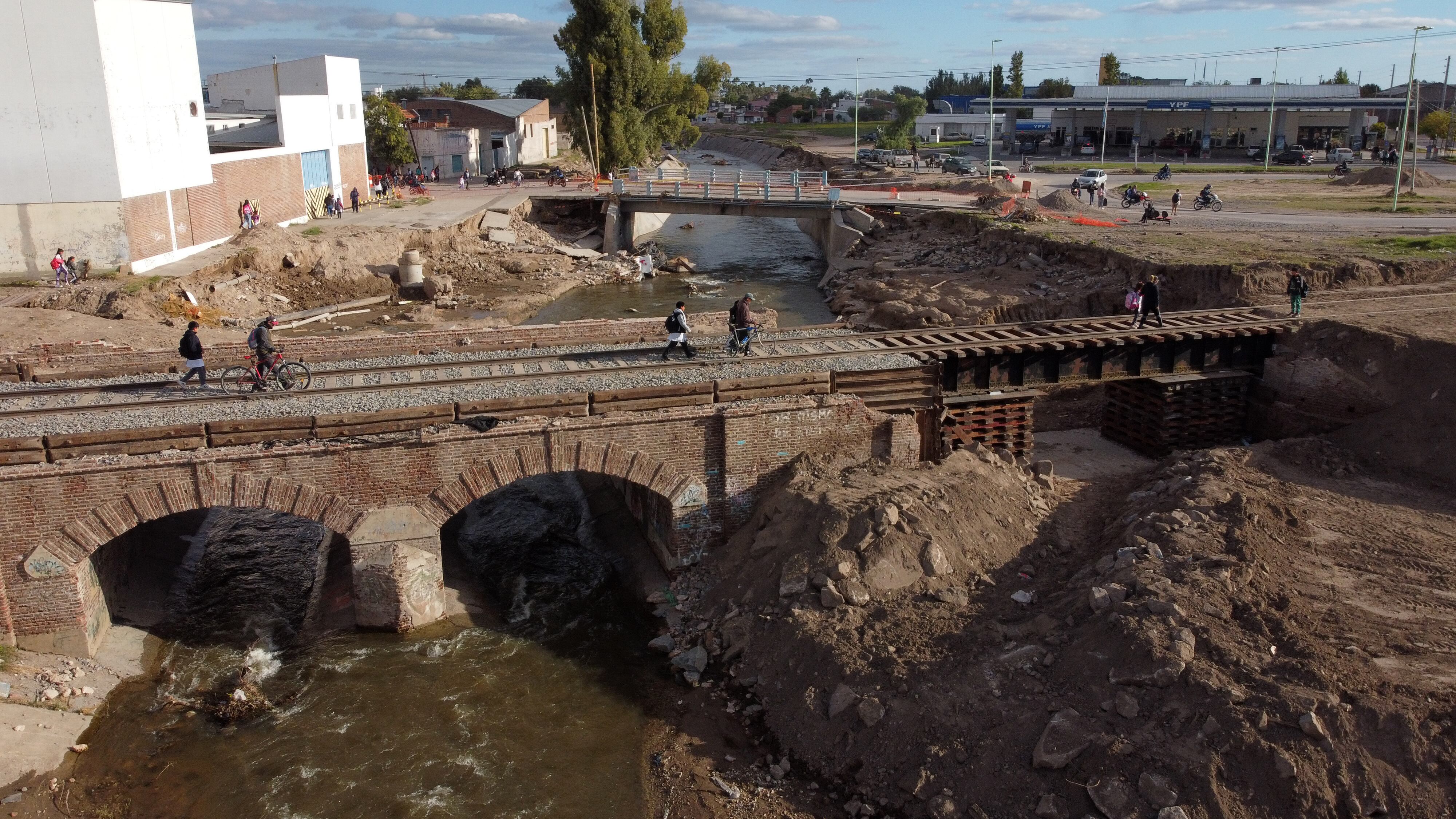 El puente de la calle Don Bosco que cruza el arroyo Maldonado sigue sin poder ser utilizado