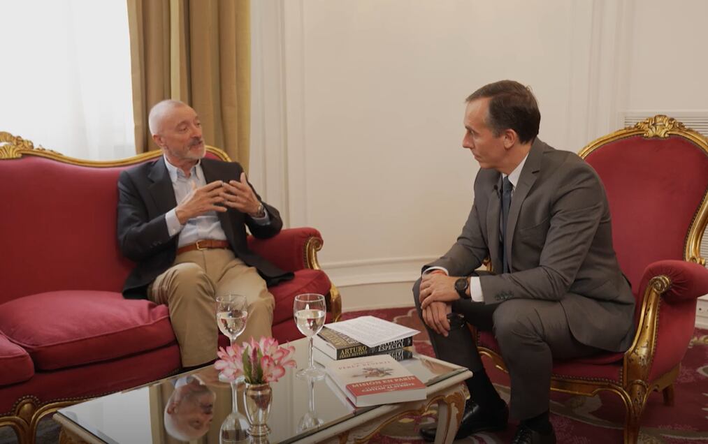 Arturo Pérez-Reverte con Hugo Alconada Mon: “Hay lugares de los que nunca se vuelve”
