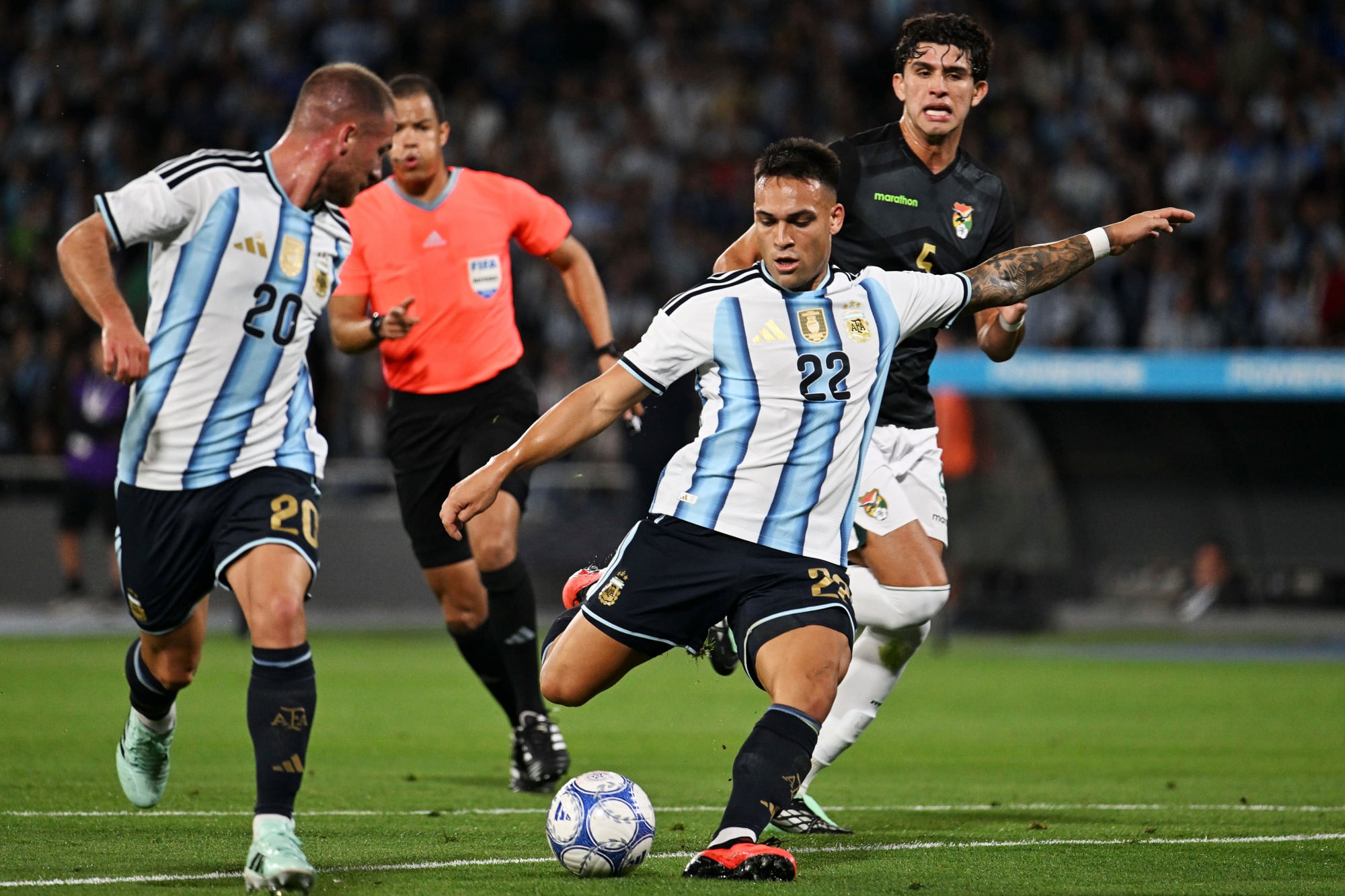 La definición de Lautaro Martínez en el primer gol de la Argentina