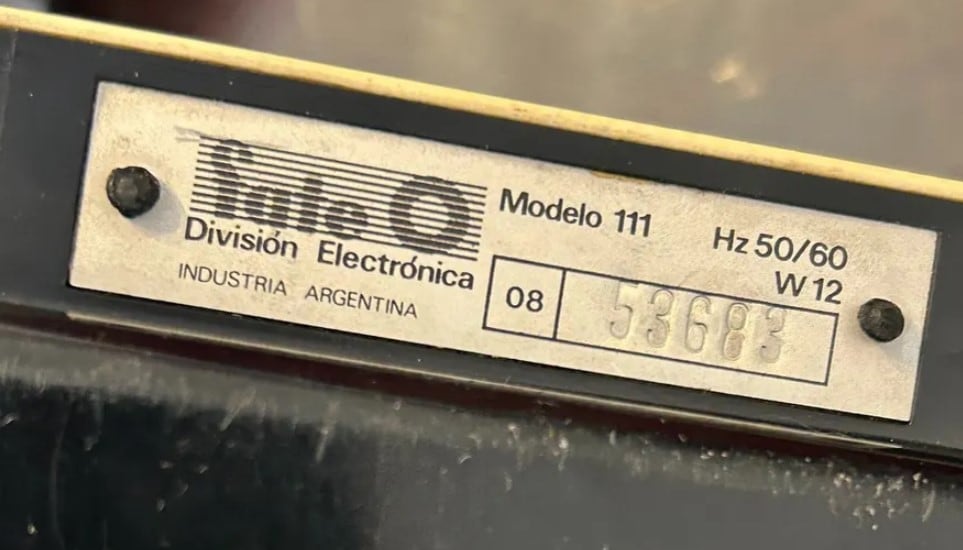 El reverso de una calculadora Cifra, con el sello de FATE.