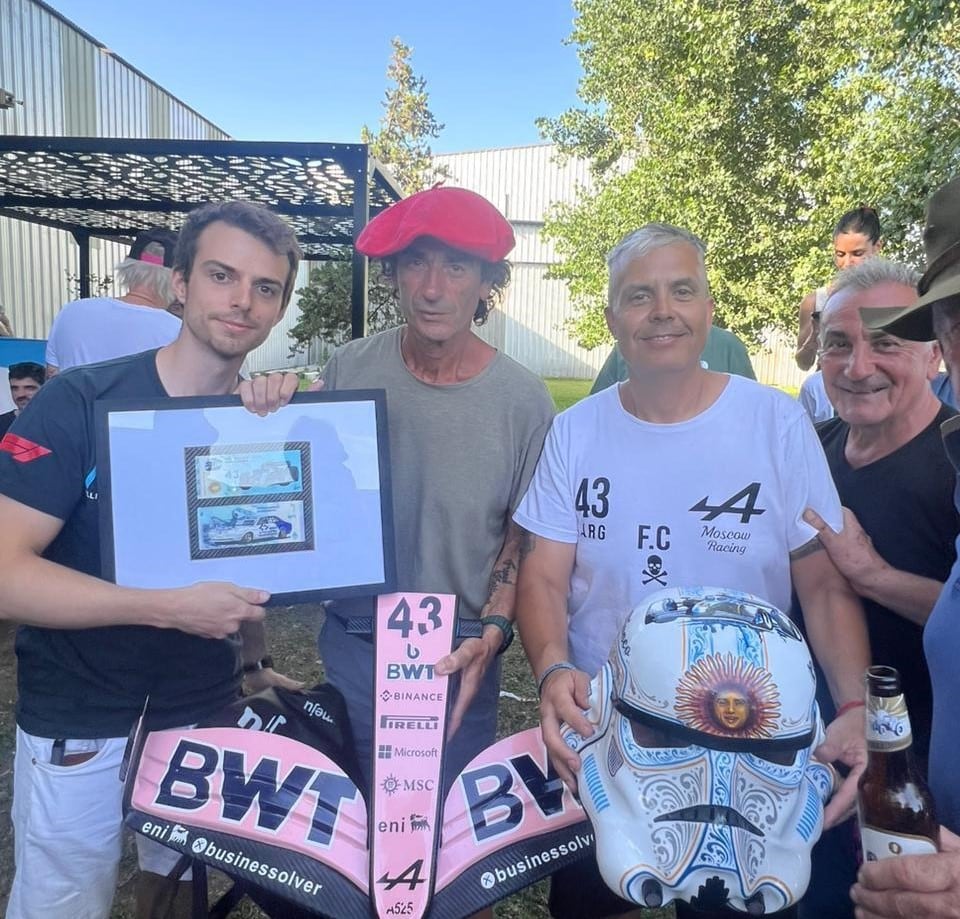 Fans desde la carrera de Colpainto, los amigos del padre del piloto no dejan de apasionarse
