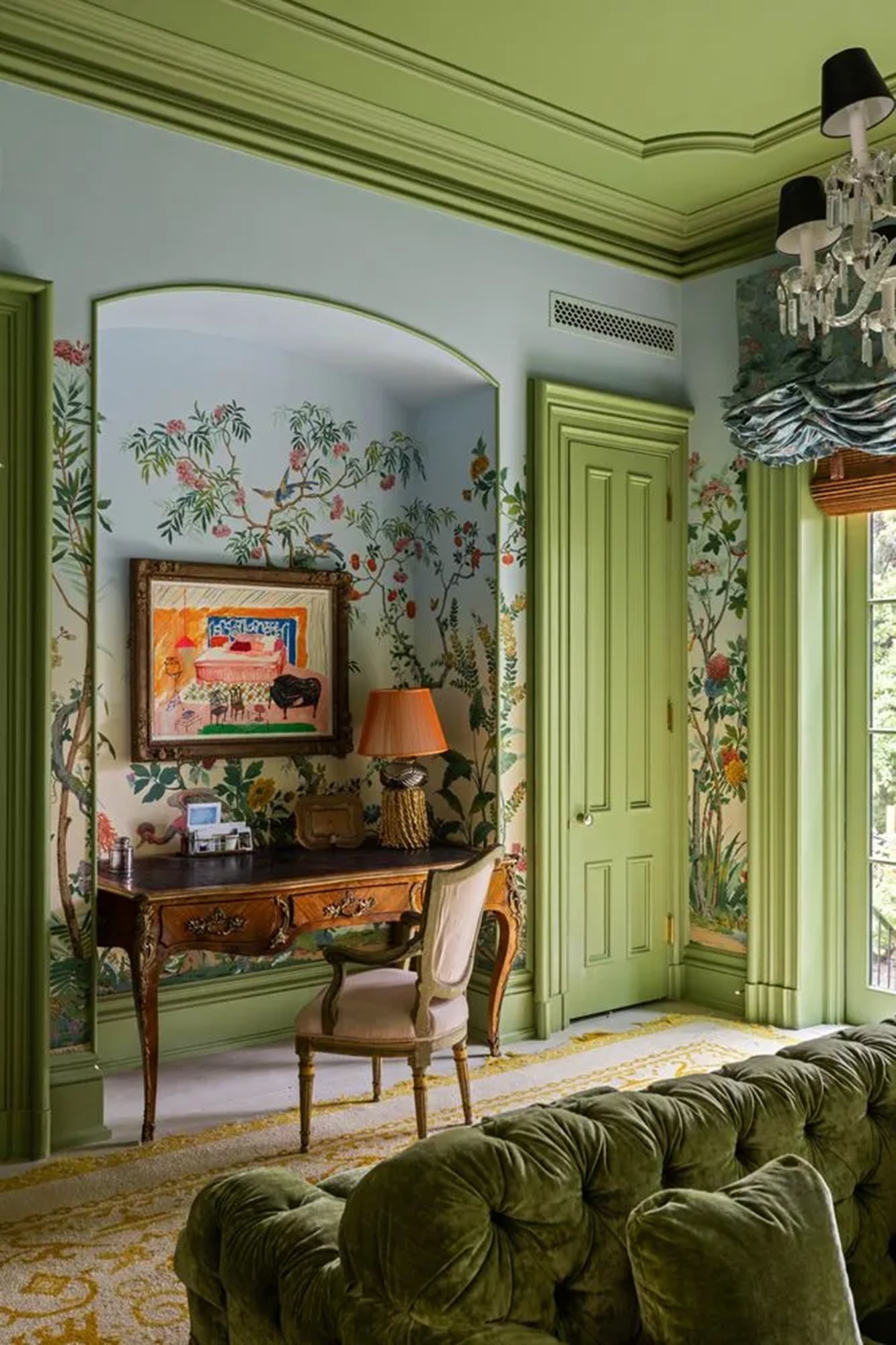 Otra vista al salón principal con un escritorio antiguo