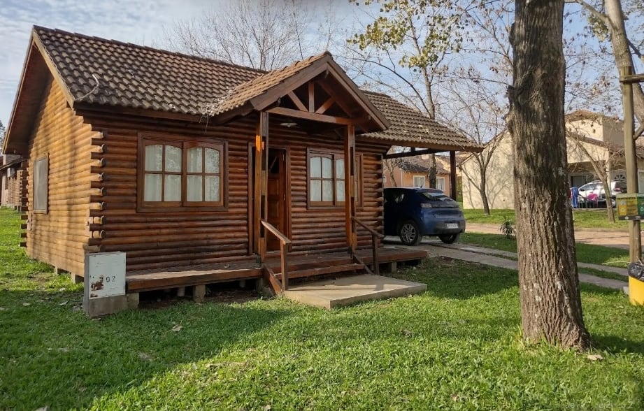 Una de las cabañas para hospedarse a pasos de las aguas termales