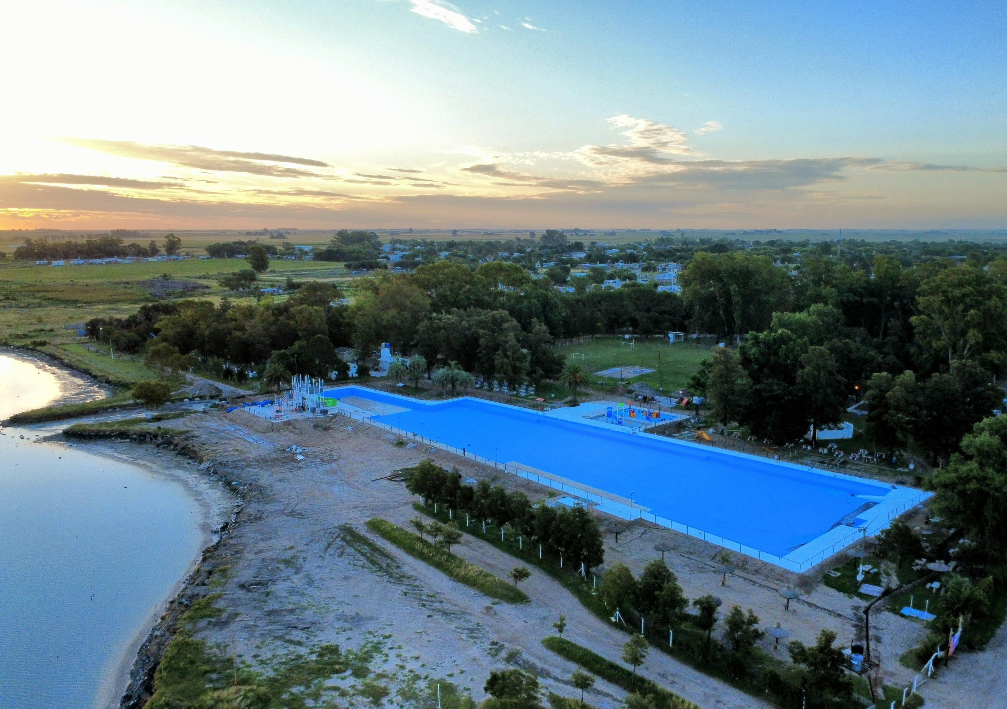 Aún no se sabe con exactitud la medida de la pileta: algunos aseguran que llega a los 158 metros de largo, mientras otros sostienen que sólo son 156, por 50 de ancho