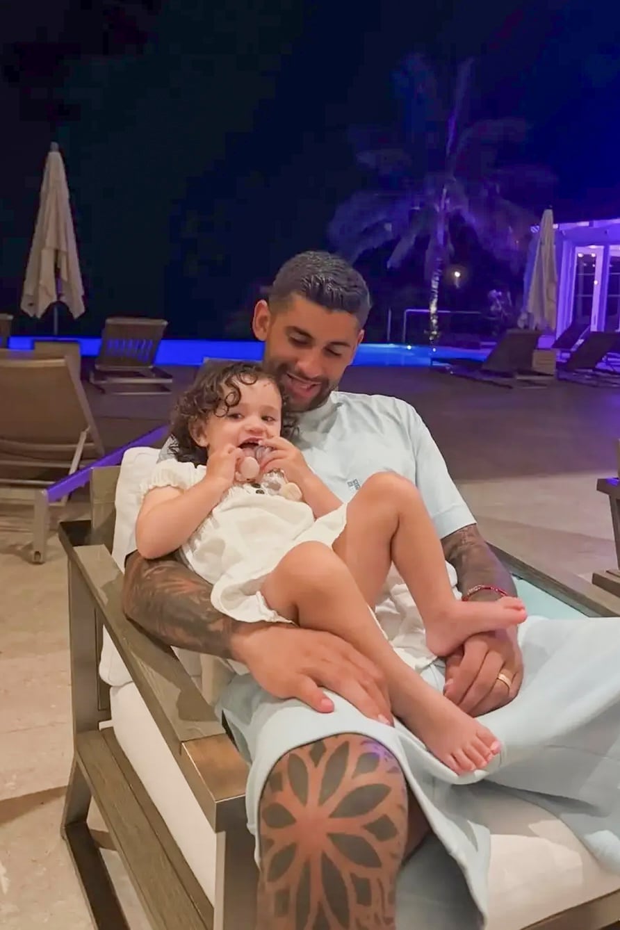 Lejos de las canchas, el “Cuti” Romero disfruta de un merecido descanso en familia. En la imagen, comparte un tierno momento junto a su hija Lucy