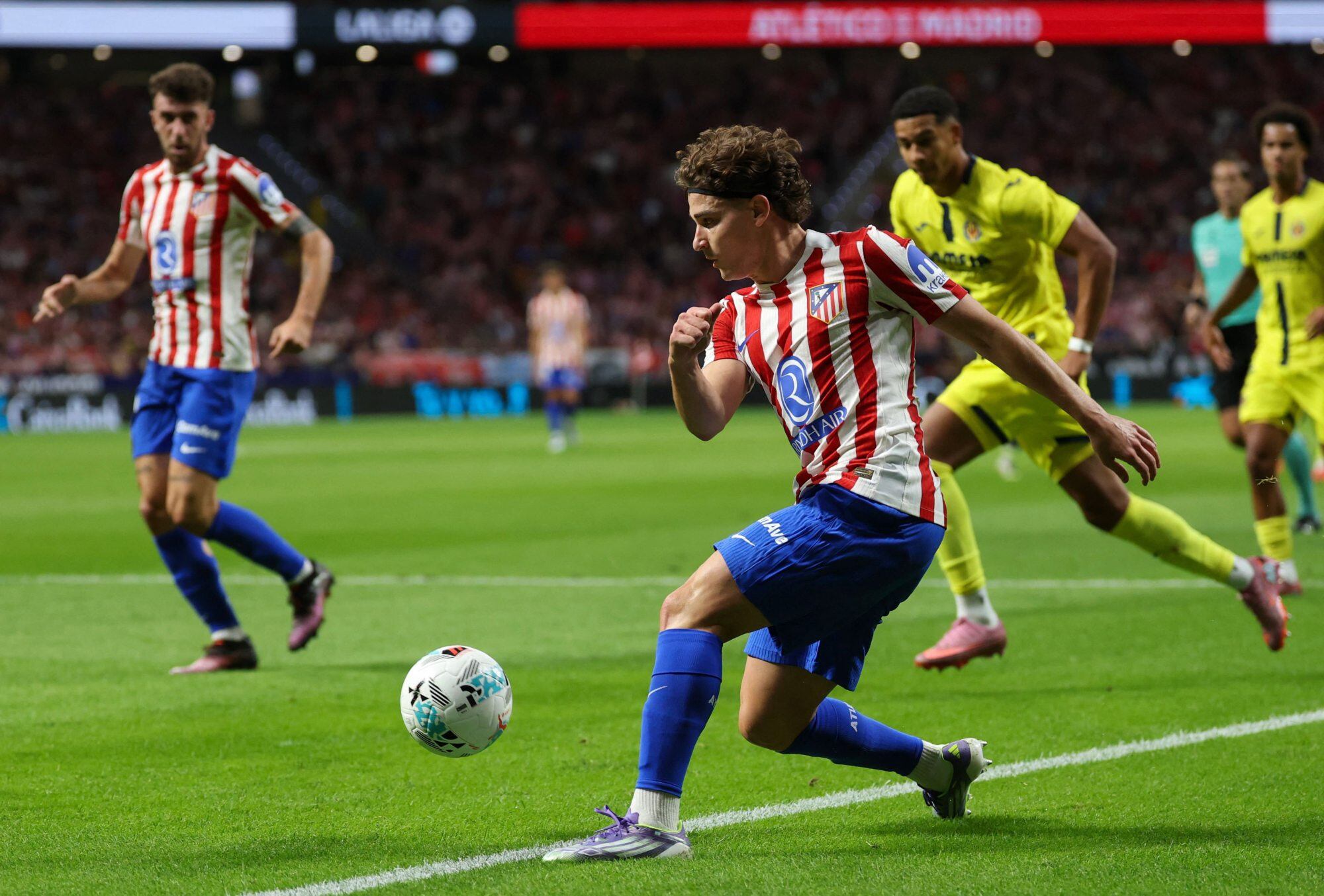 Atletico Madrid's Argentine forward #19 Julian Alvarez controls the ball during the Spanish league football match between Club Atletico de Madrid and Villarreal CF at the Metropolitano Stadium in Madrid on September 13, 2025. (Photo by Thomas COEX / AFP)