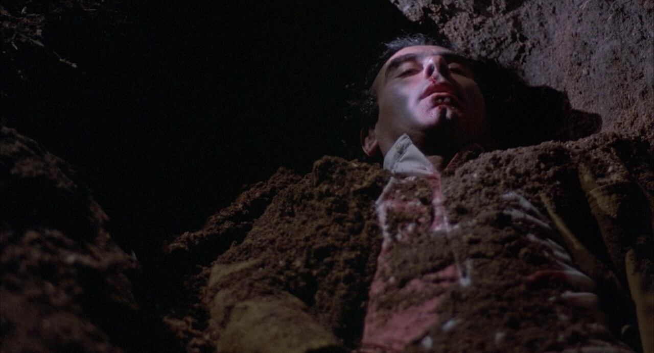 Muchas de las ideas visuales de la película se inspiraron en la concepción del terror de Sam Raimi, director de Evil Dead (1981), con quien Joel Coen había trabajado como asistente de montaje.