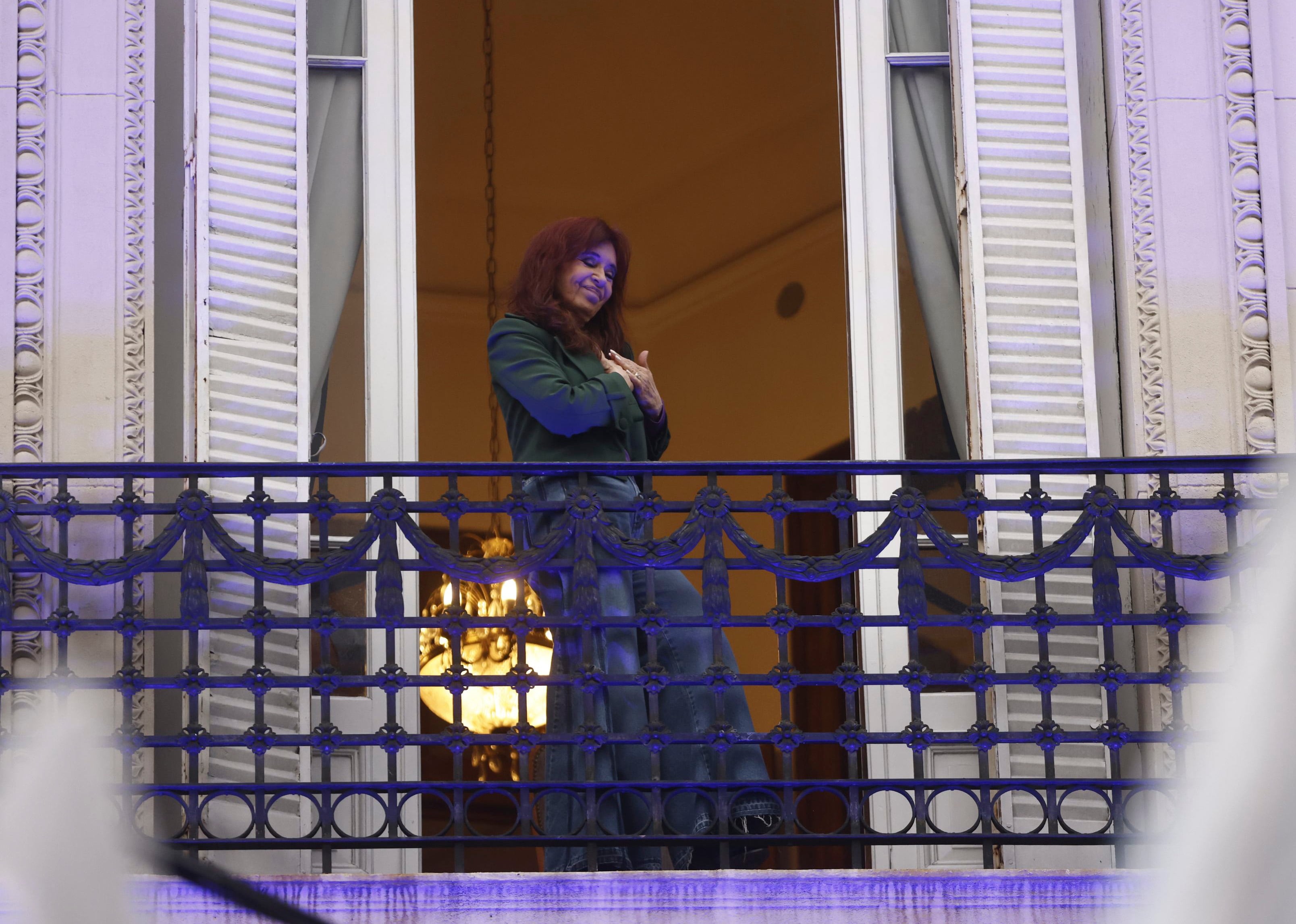 Cristina Fernández de Kirchner sale al balcón de San José 1111; a un año de la condena de la Corte Suprema por la Causa Vialidad.