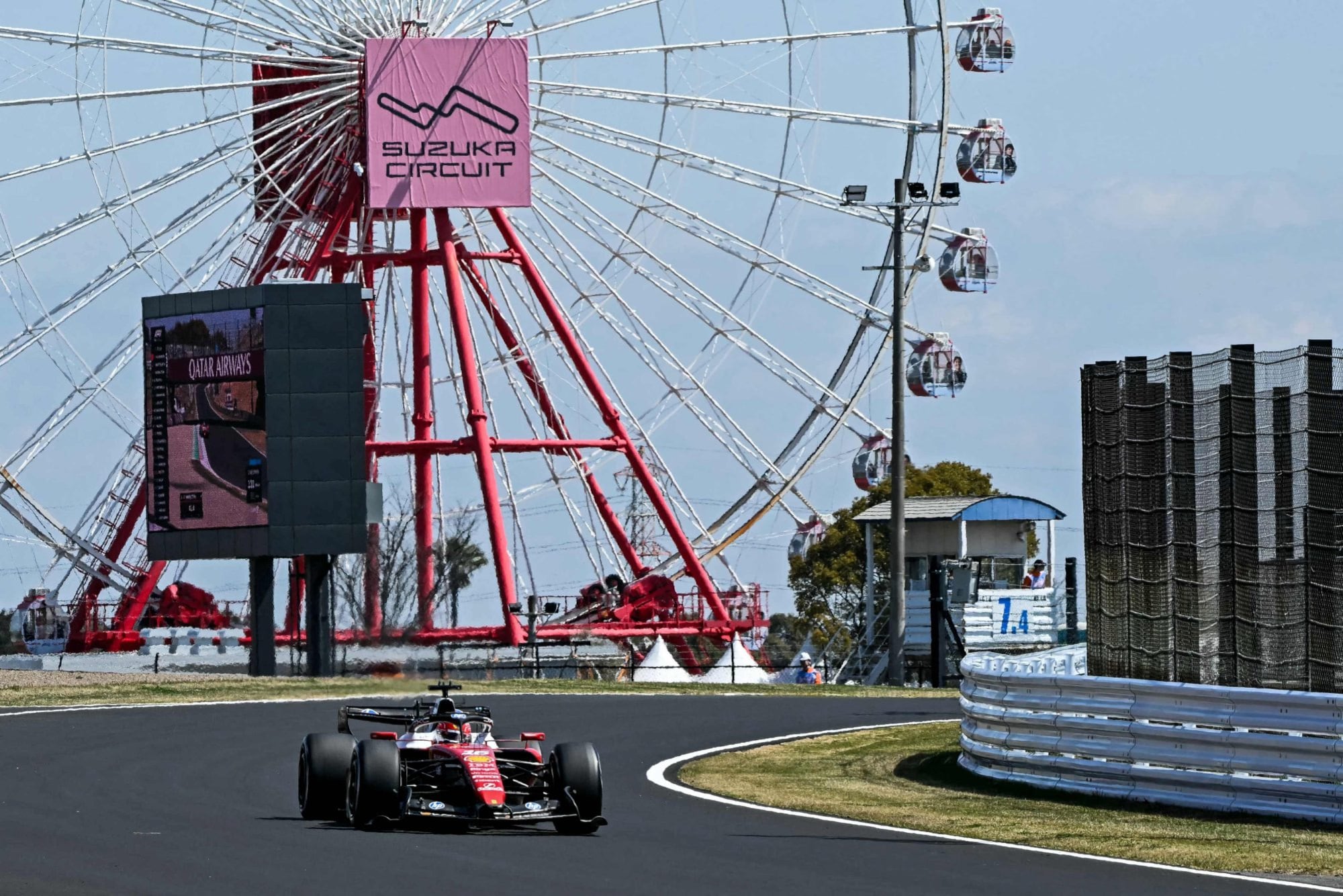 Charles Leclerc circula delante de la icónica vuelta al mundo de Suzuka, el escenario predilecto de muchos pilotos.