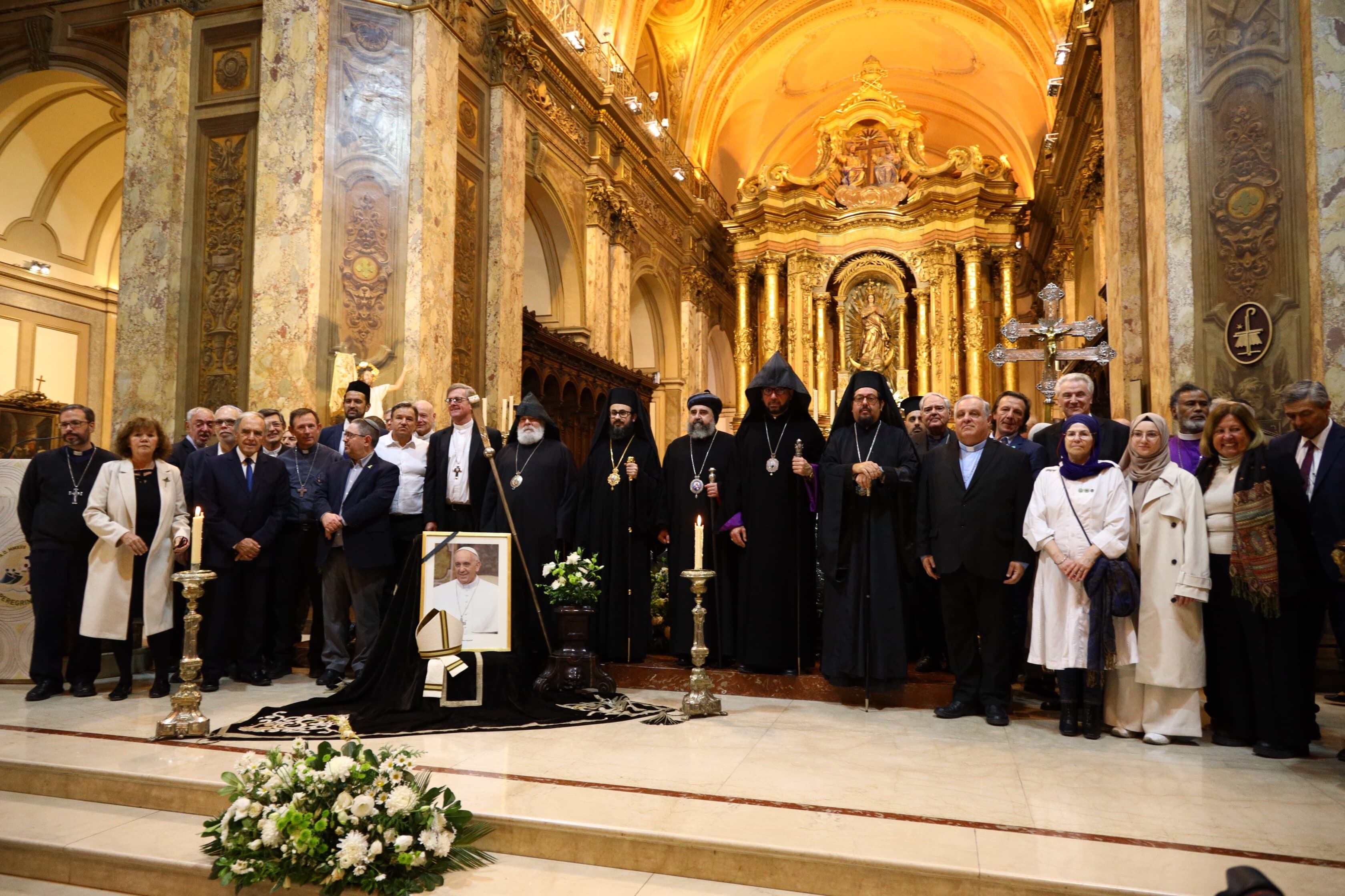 La celebración interreligiosa en la Catedral que ofició el arzobispo Jorge García Cuerva el martes pasado, tras la muerte del Papa
