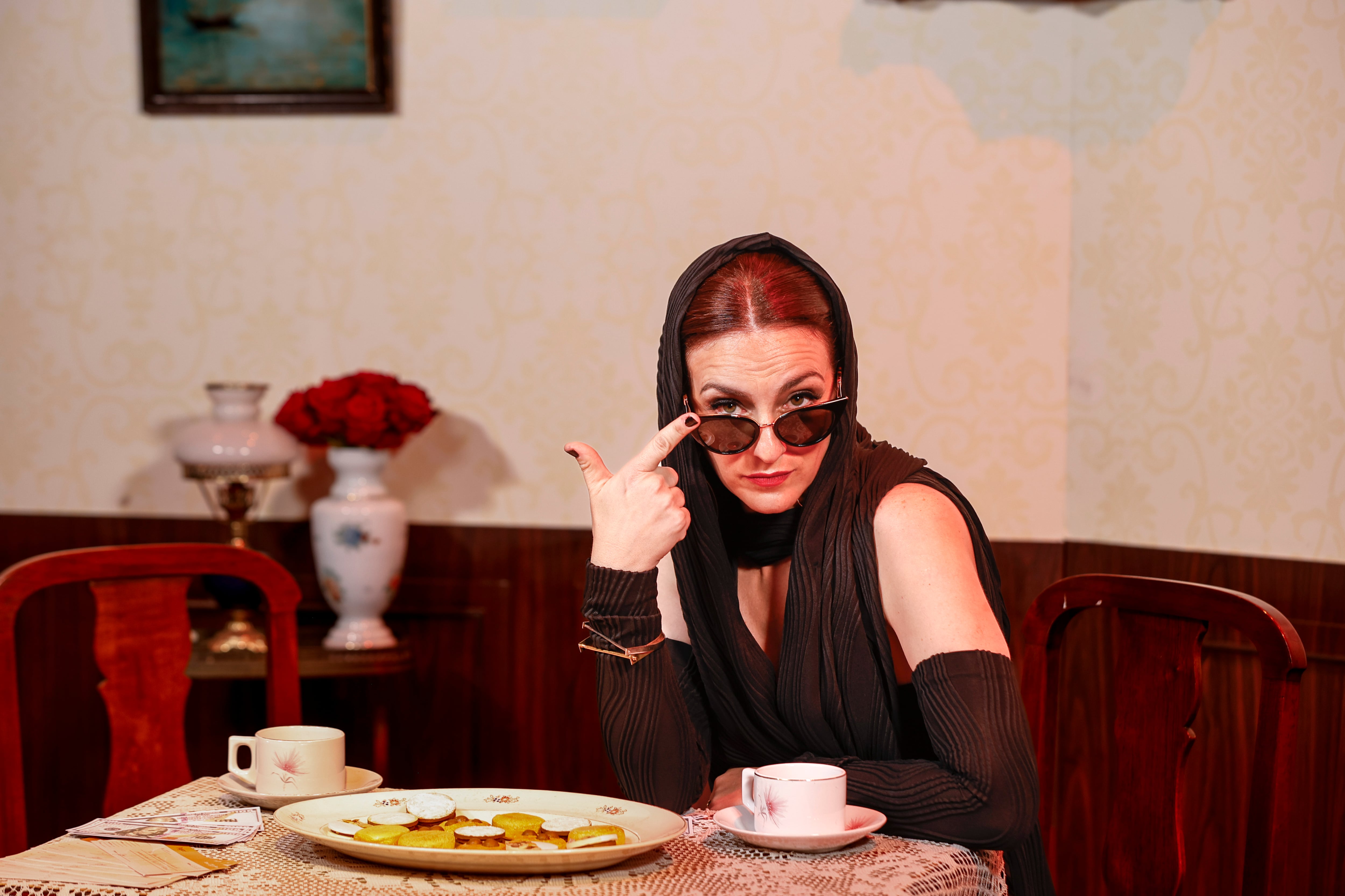 Julieta Zylberberg interpreta a Yiya Murano en su adultez, al momento de cometer sus crímenes. La serie también tiene a la gran Cristina Banegas,