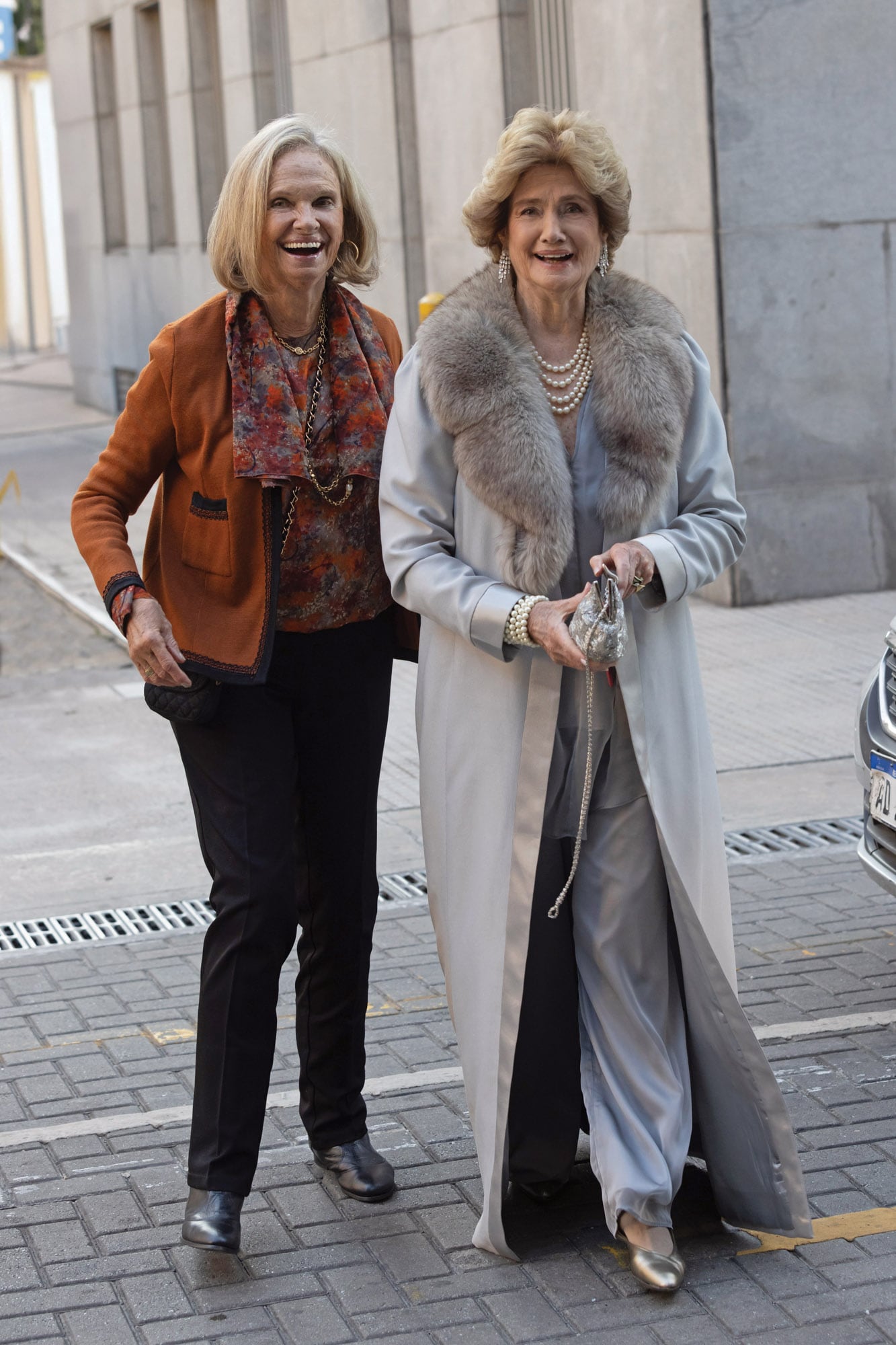 A la izquierda y de gris, Elisalex, que es madre de Francisco Bosch y abuela de Tatiana, con su amiga Ana Von der Heyde.