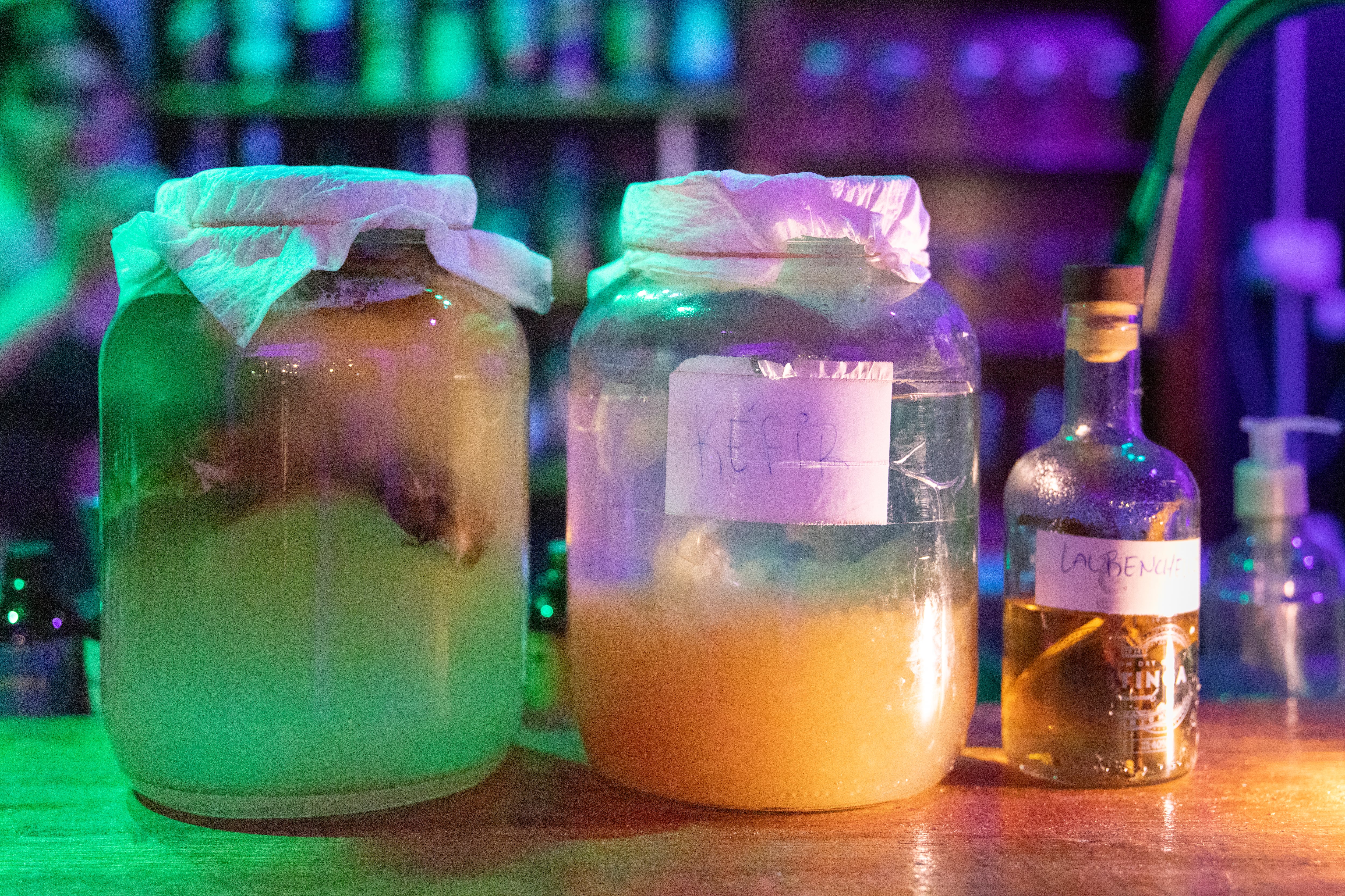 Kéfir y otros fermentos que hacen de Hevristika una barra con encanto.