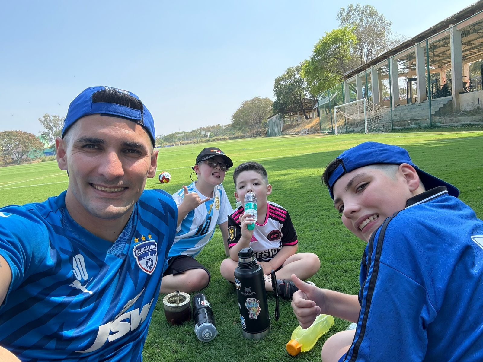 Jorge Pereyra Díaz y sus tres hijos en la India