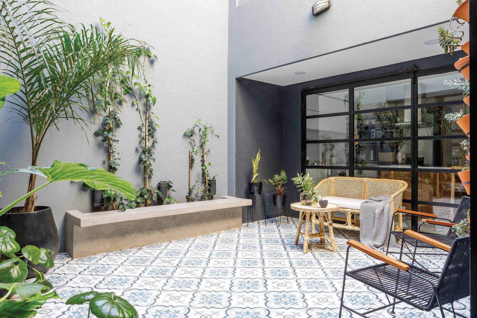 La elección de pisos cerámicos con diseño y color para un patio