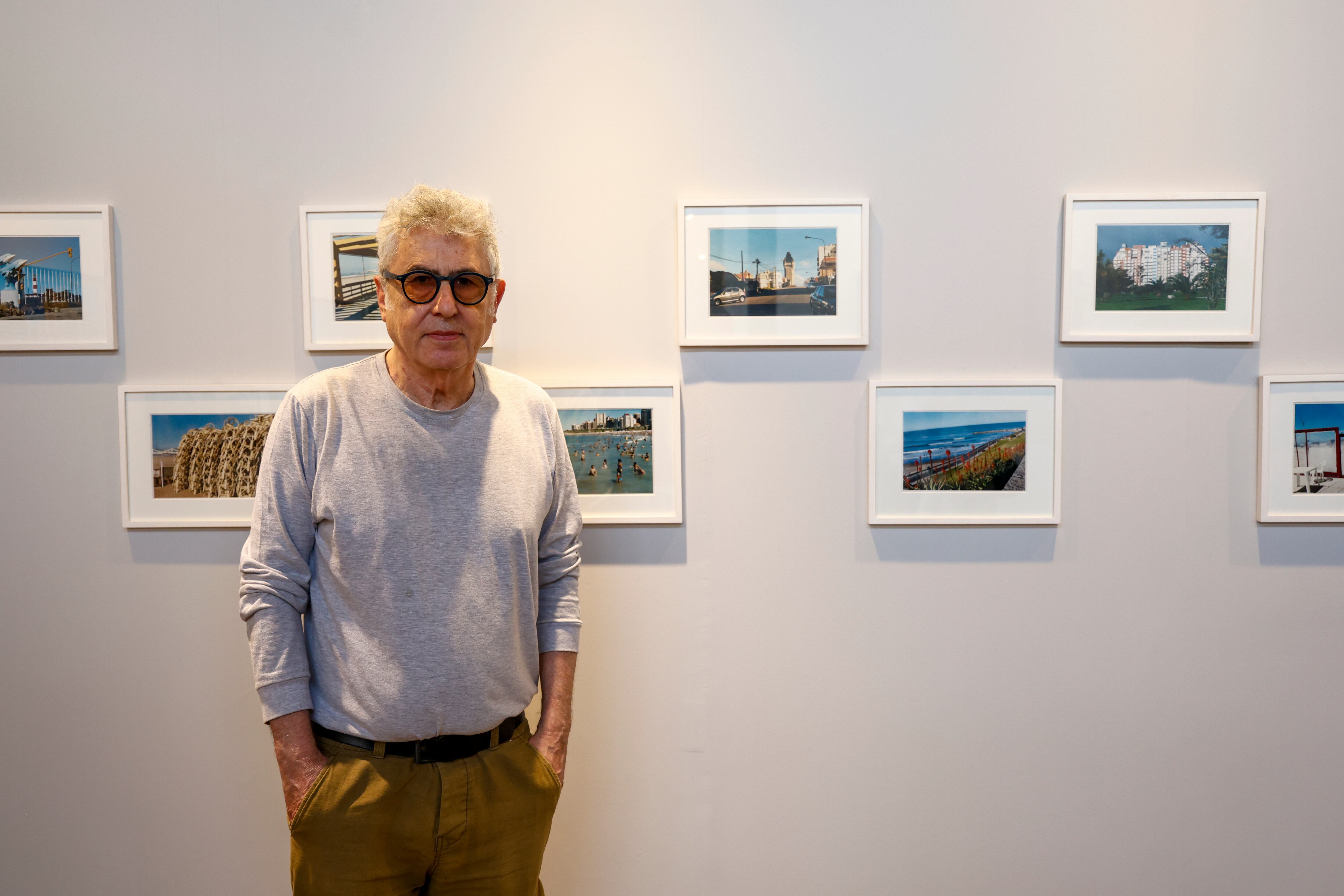 Alberto Goldenstein con sus fotos vintage de Mar del Plata