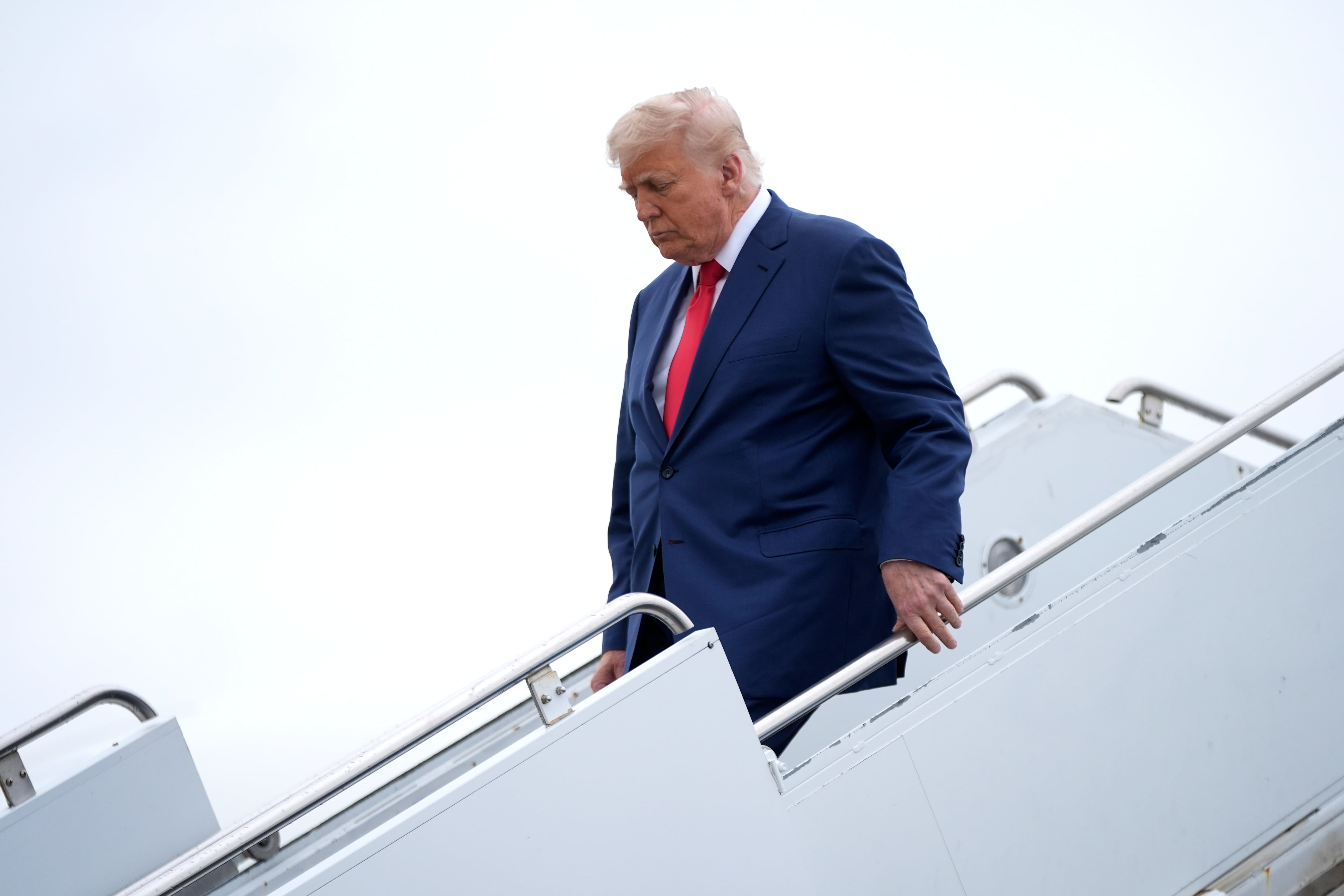 El presidente Donald Trump llega en el Air Force One al Aeropuerto Regional Hagerstown en Hagerstown, Maryland en ruta a Camp David, Maryland, el 8 de junio del 2025. (AP foto/Manuel Balce Ceneta)