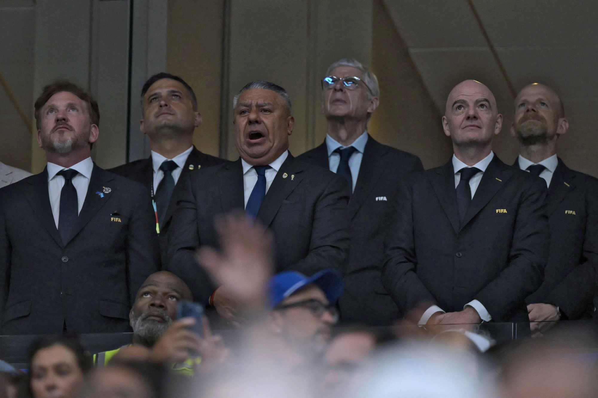 Gianni Infantino (der.) tiene el respaldo de Alejandro Domínguez (izq.), presidente de la Conmebol, y Claudio