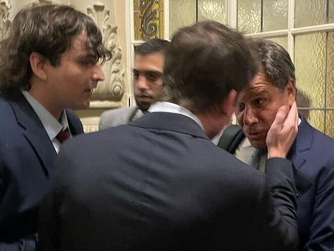 Santiago Caputo increpa a Manes en los pasillos del Congreso