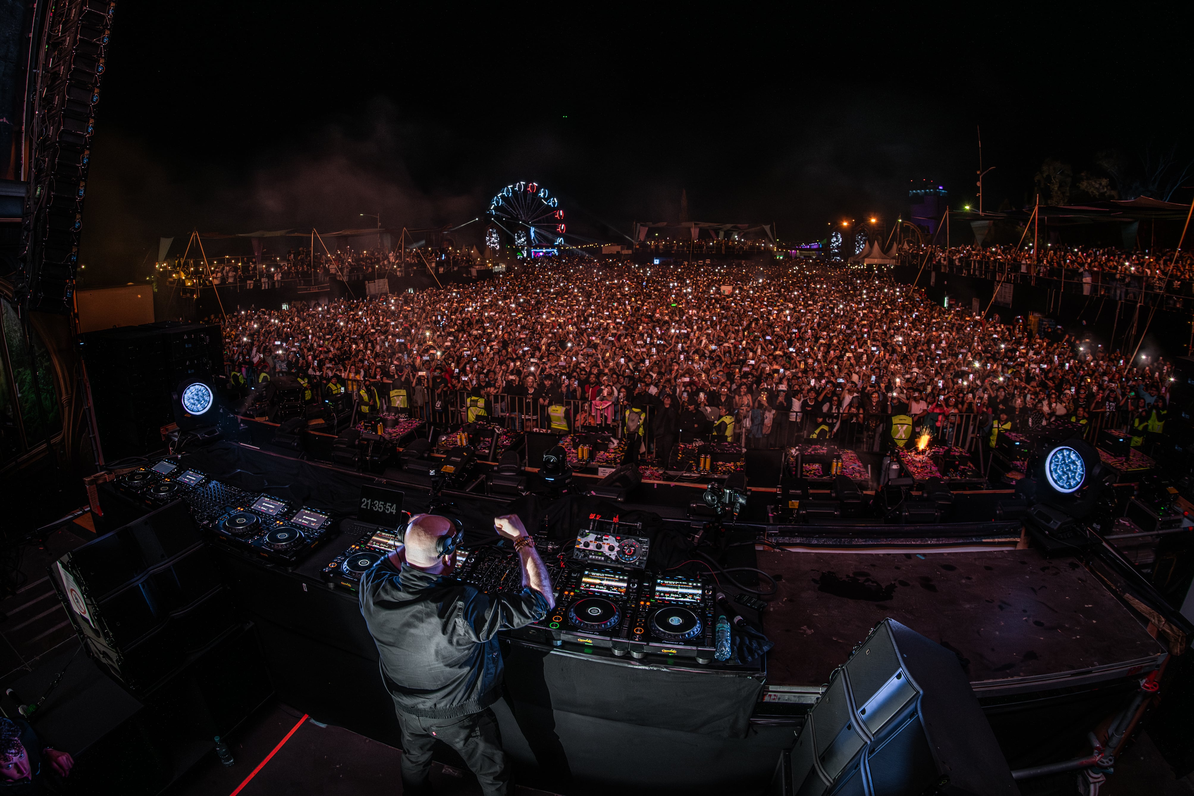 Padre Guilherme, frente a su consolas, haciendo bailar a una multitud