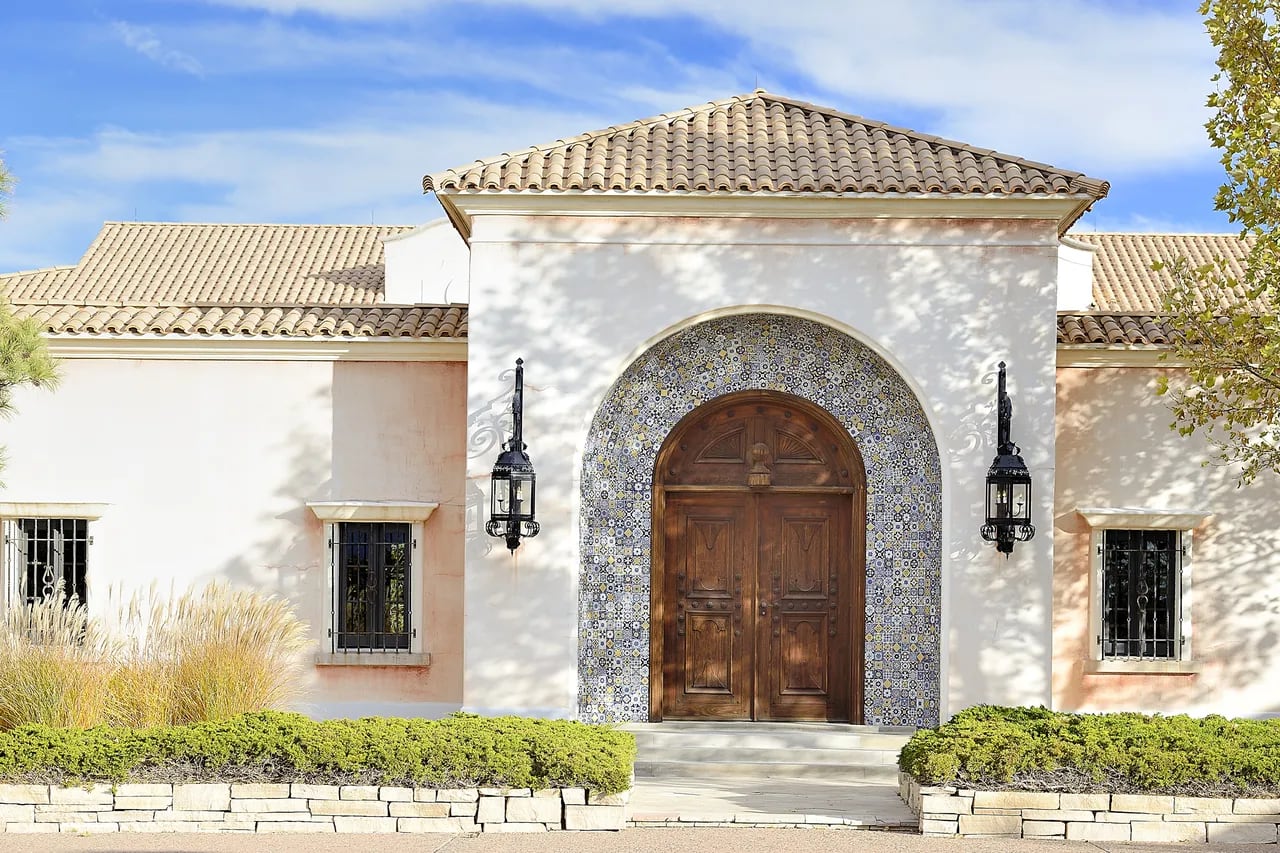 La puerta principal de Zorro Ranch (foto: realtor.com)