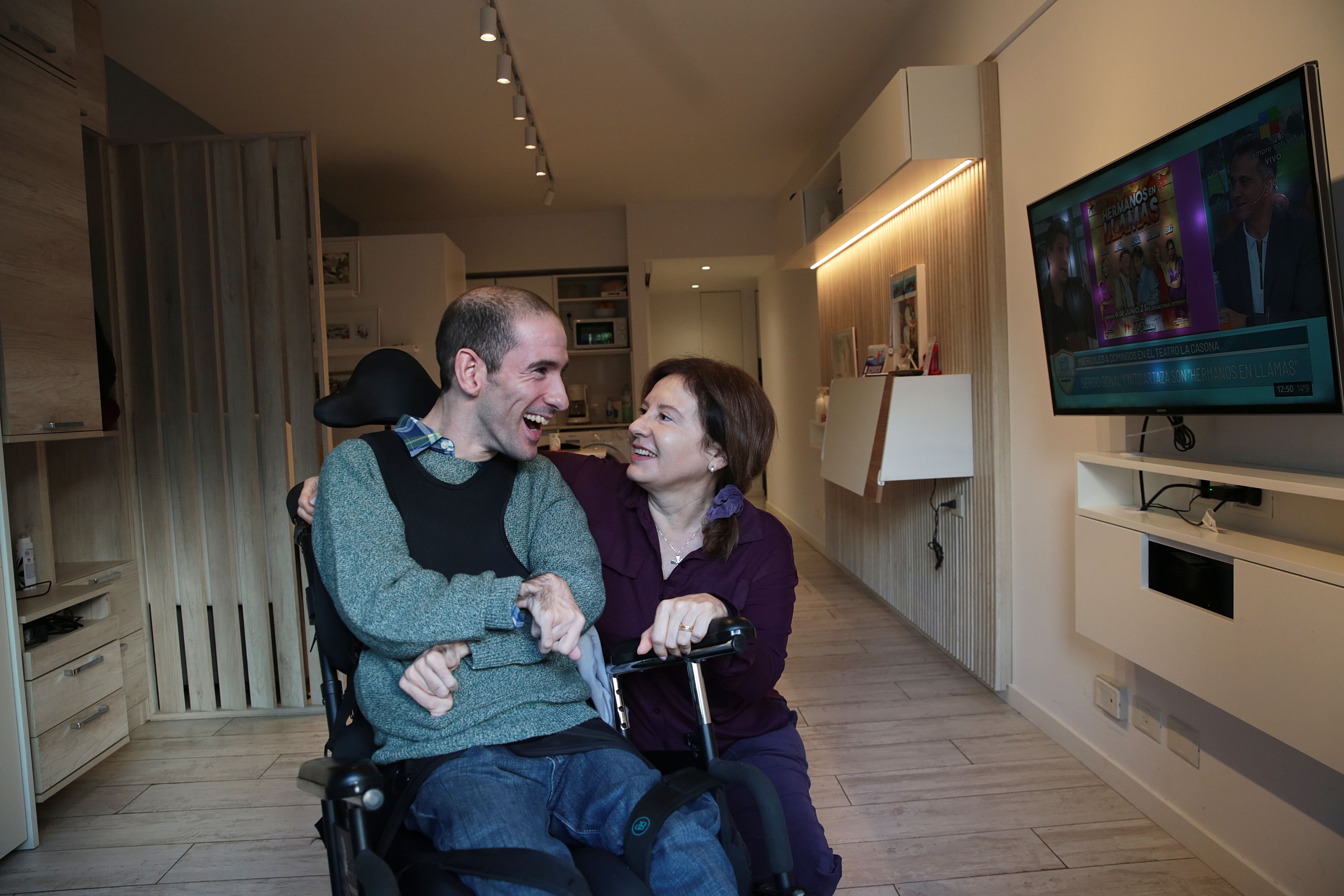 Juan, el hijo de Aimar, nació con parálisis cerebral severa; hoy vive solo va a la universidad y aspira a tener un trabajo
