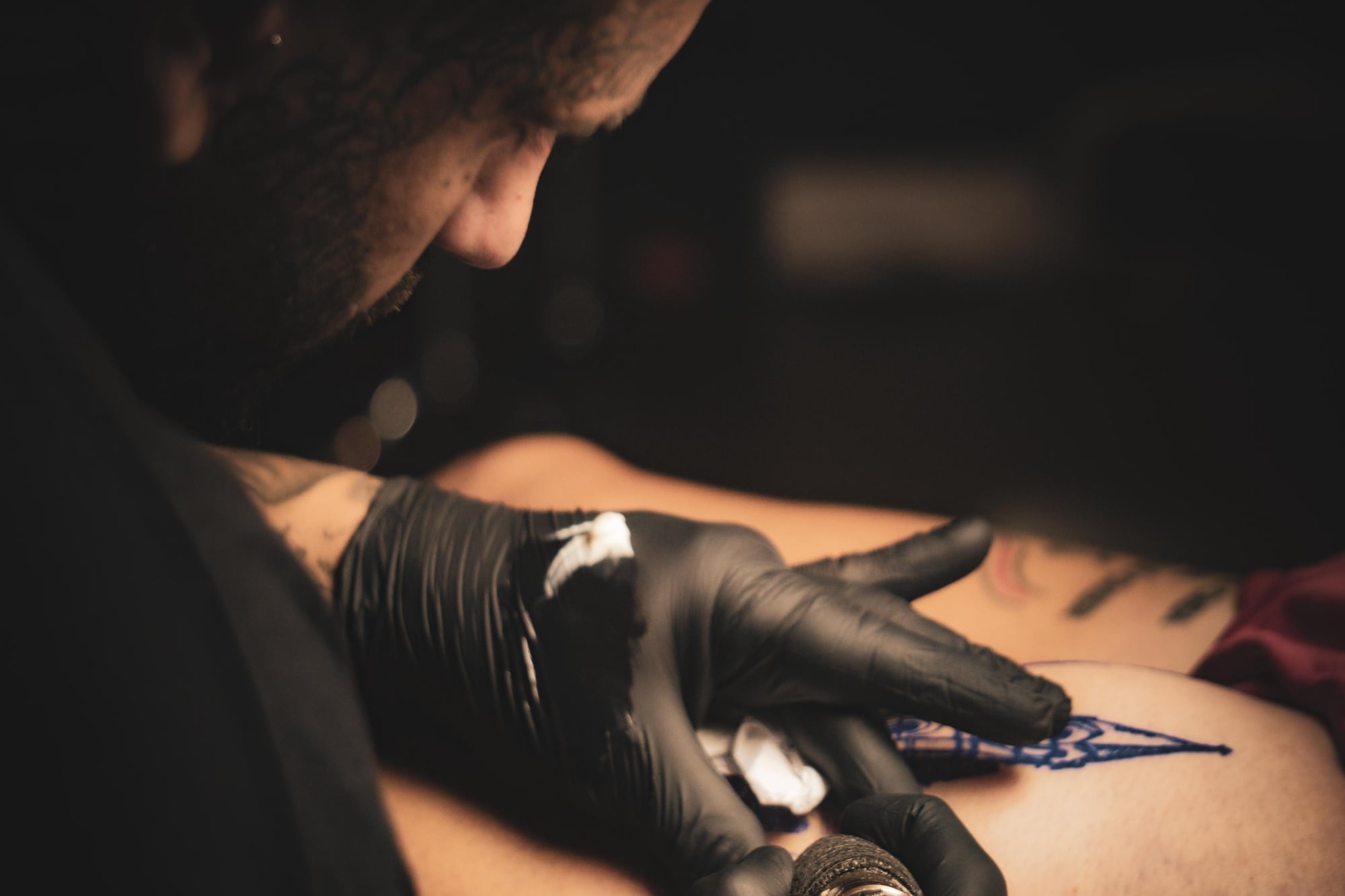 Le dispararon, le robaron la moto y quedó en silla de ruedas luchando por salir adelante: “Los tatuajes me salvaron la vida”