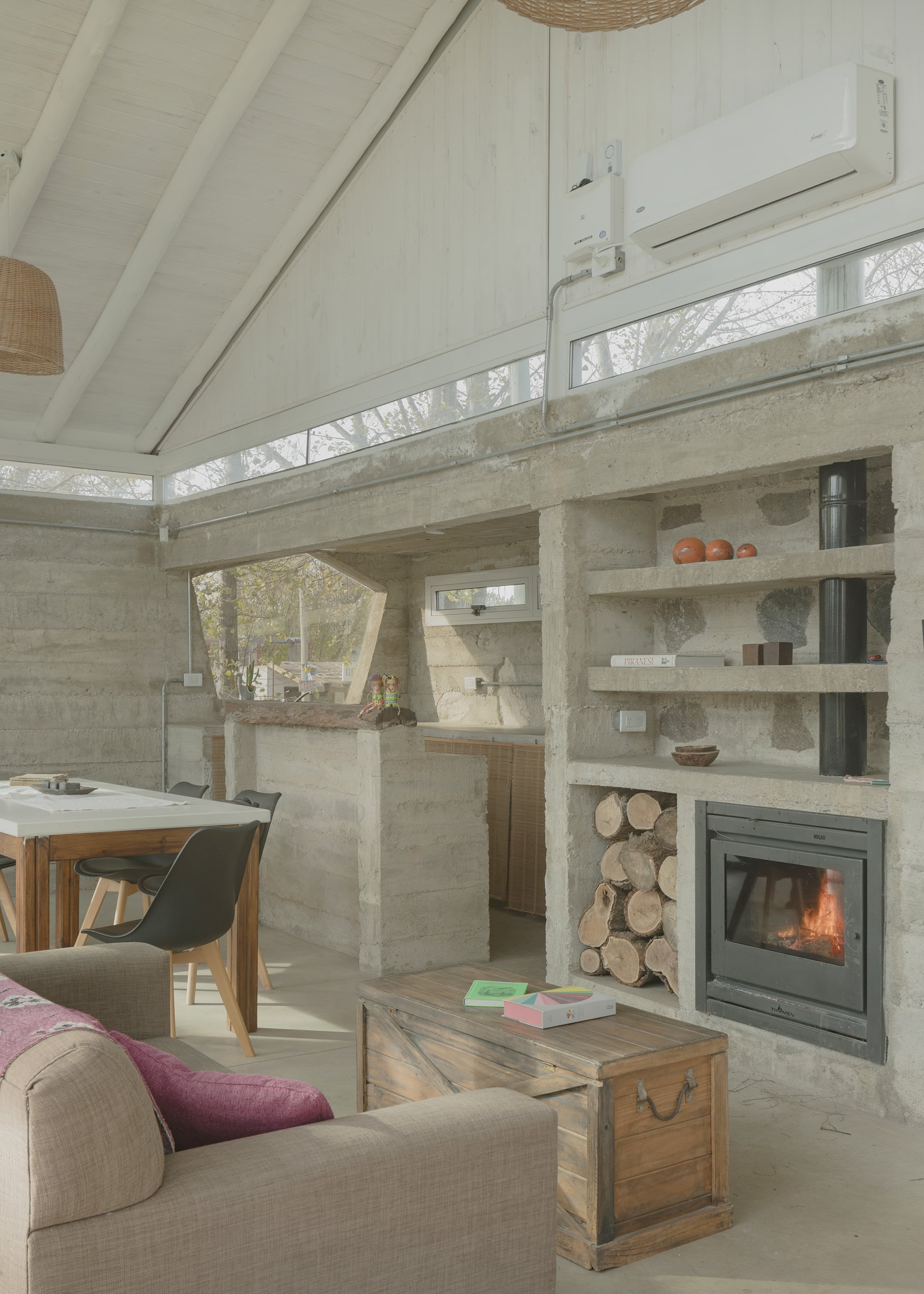 Para reforzar la dualidad entre la solidez y la ligereza, se