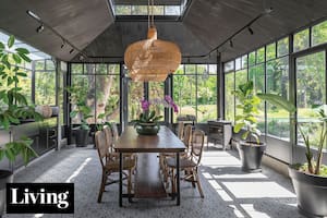 Galería, pérgola, pileta y jardín de invierno, a la altura de una casa monumental