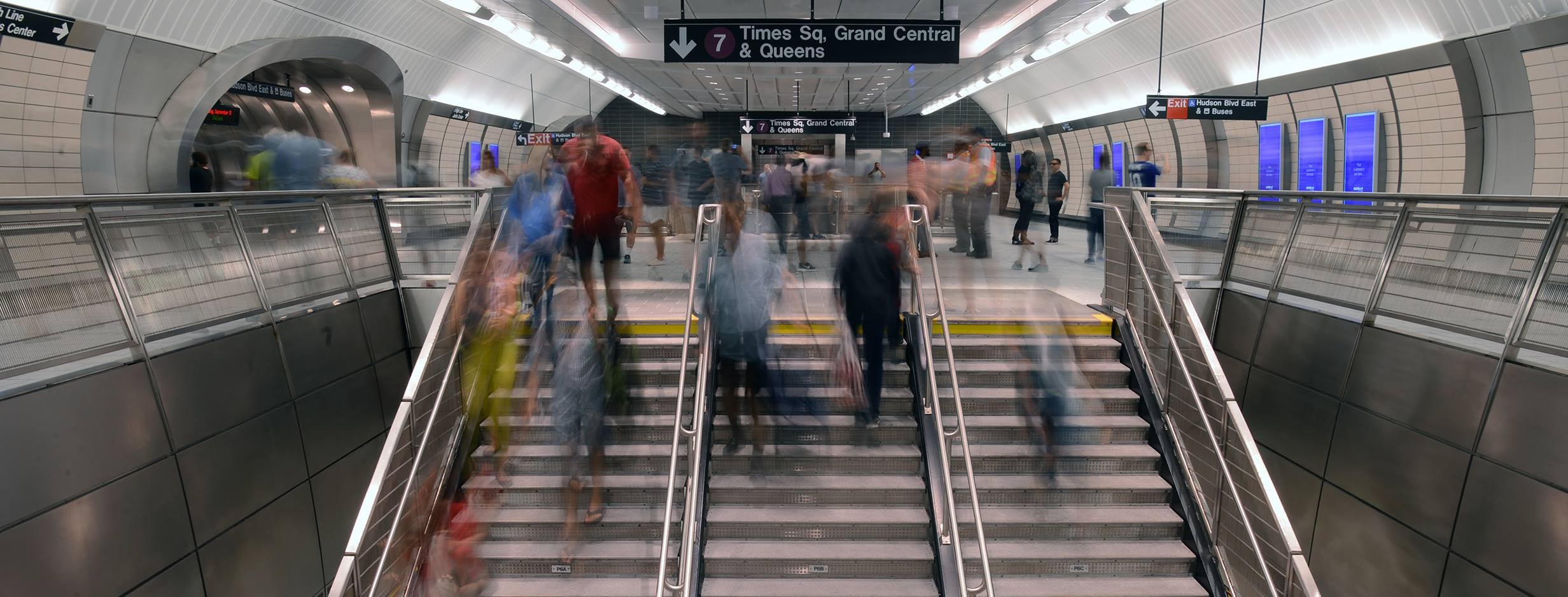 Además de un salario competitivo, la MTA ofrece pases de transporte gratuito dentro de la red