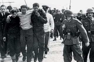 Hombres que fuman un cigarrillo