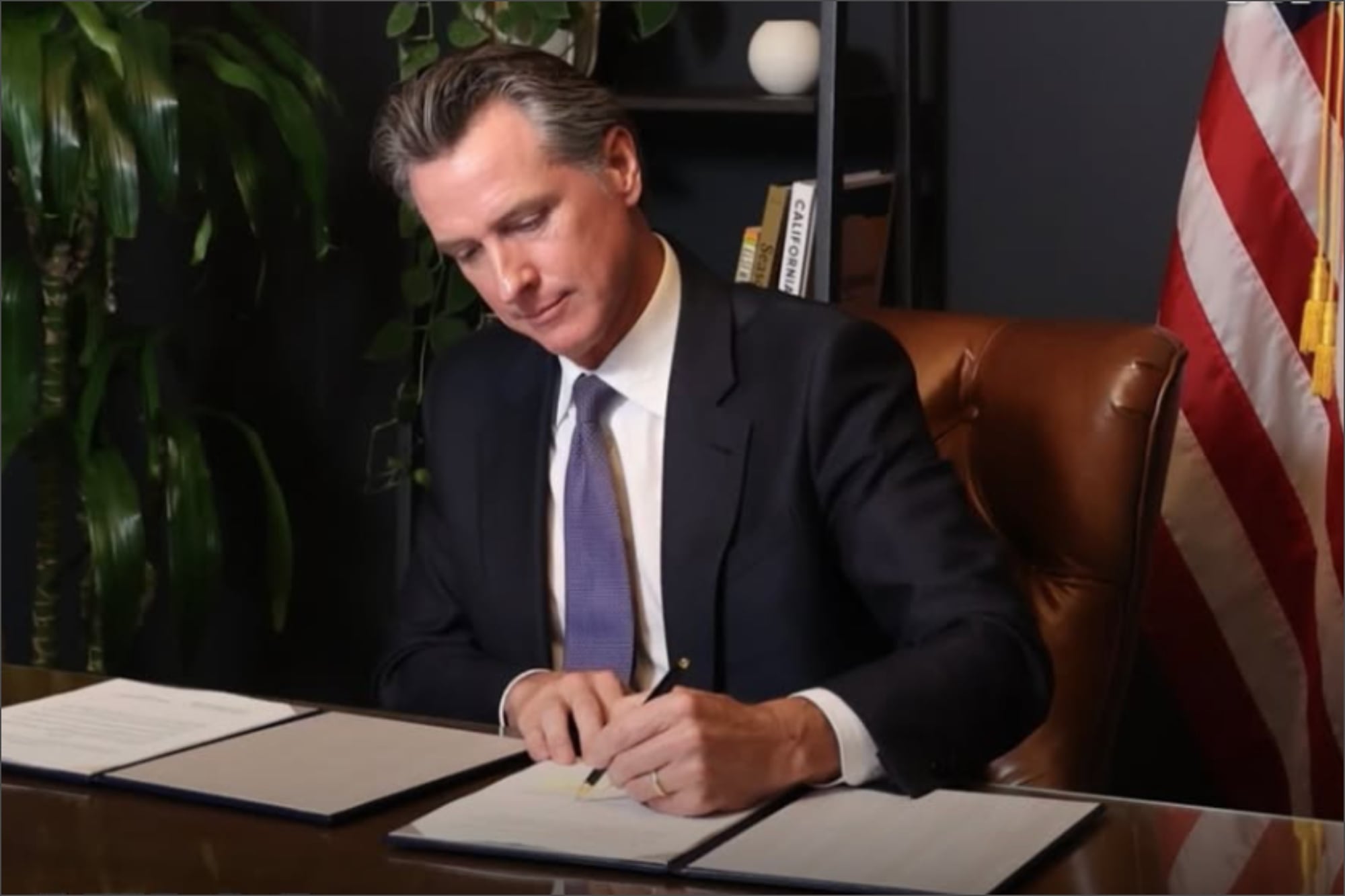 Una de las medidas firmadas por el gobernador Newsom crea un proceso de aprobación simplificado para el desarrollo de viviendas en California