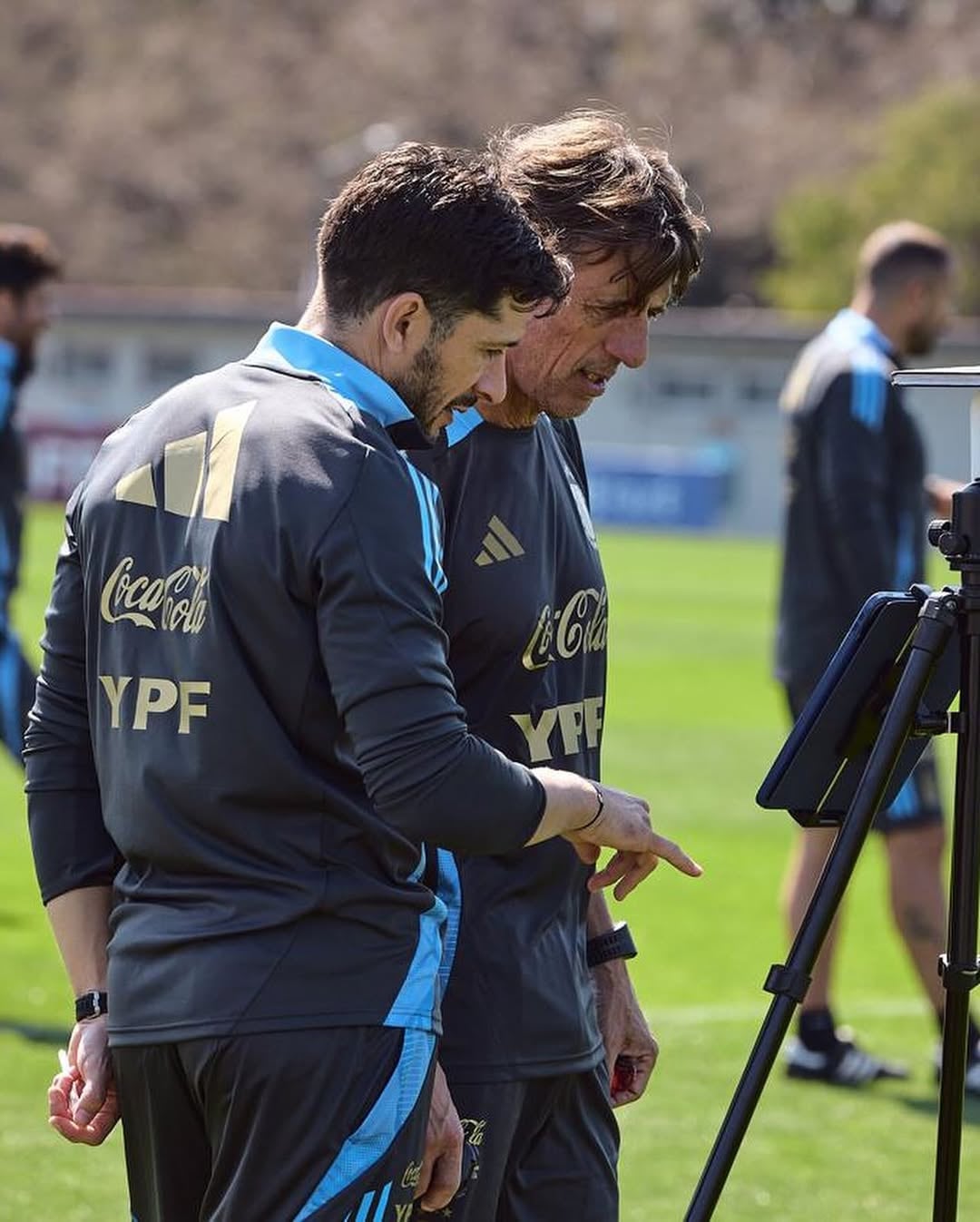 Juan Temone y Luis Martín son los encargados de la preparación física y el seguimiento de los futbolistas de la selección; trabajan con tecnología de precisión.